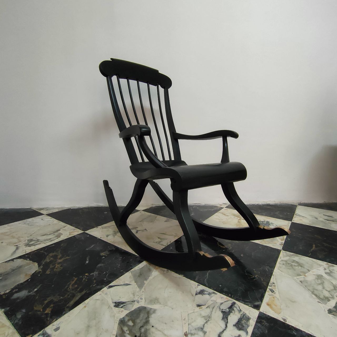 visionidepoca-modern antiques-seats-rocking-chair-70s-ebonized-tips-brass-lateral