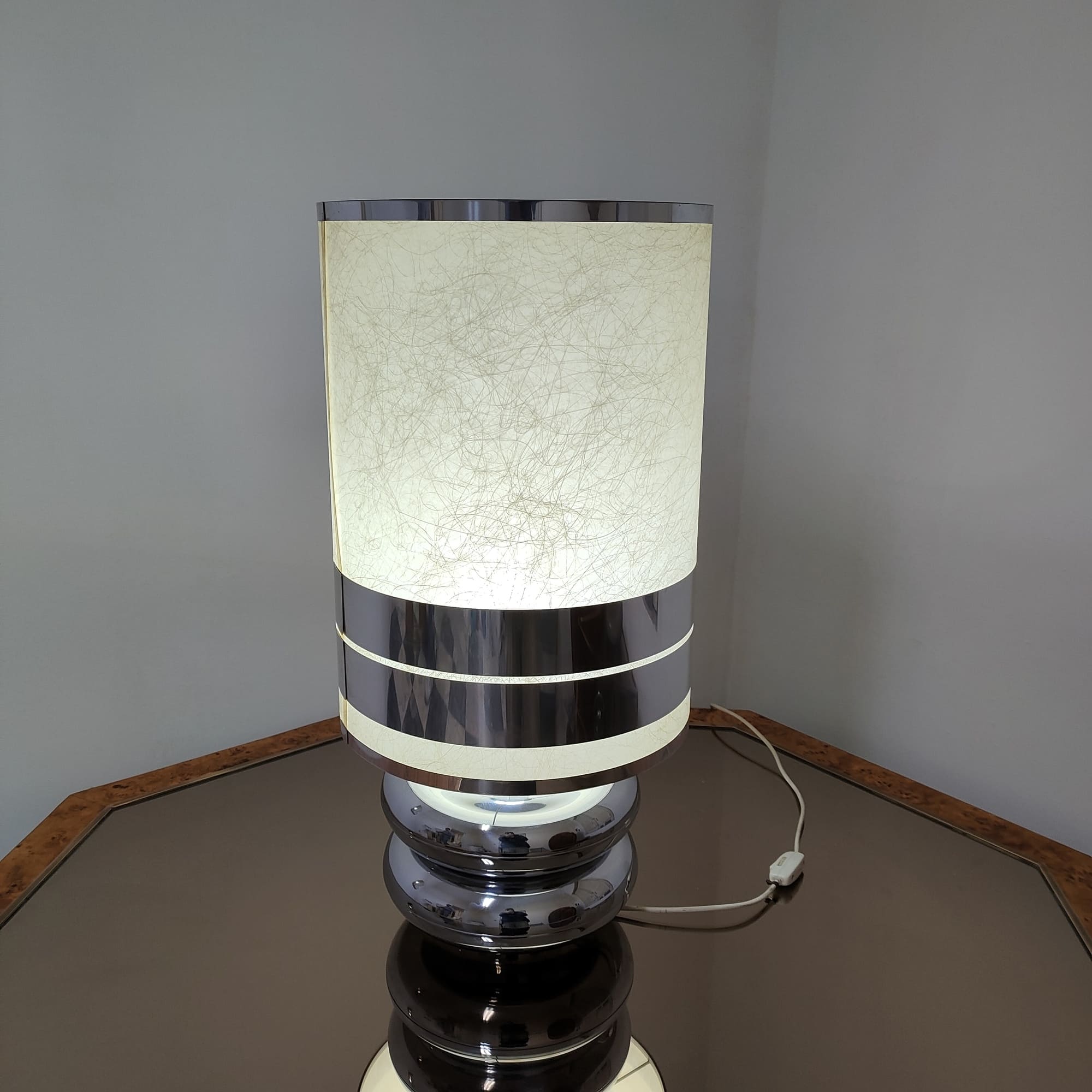 visionidepoca-lampada-anni-70-in-acciaio-con-paralume-originale-fibra-e-acciaio-accesa-luce-naturale-made-in-italy