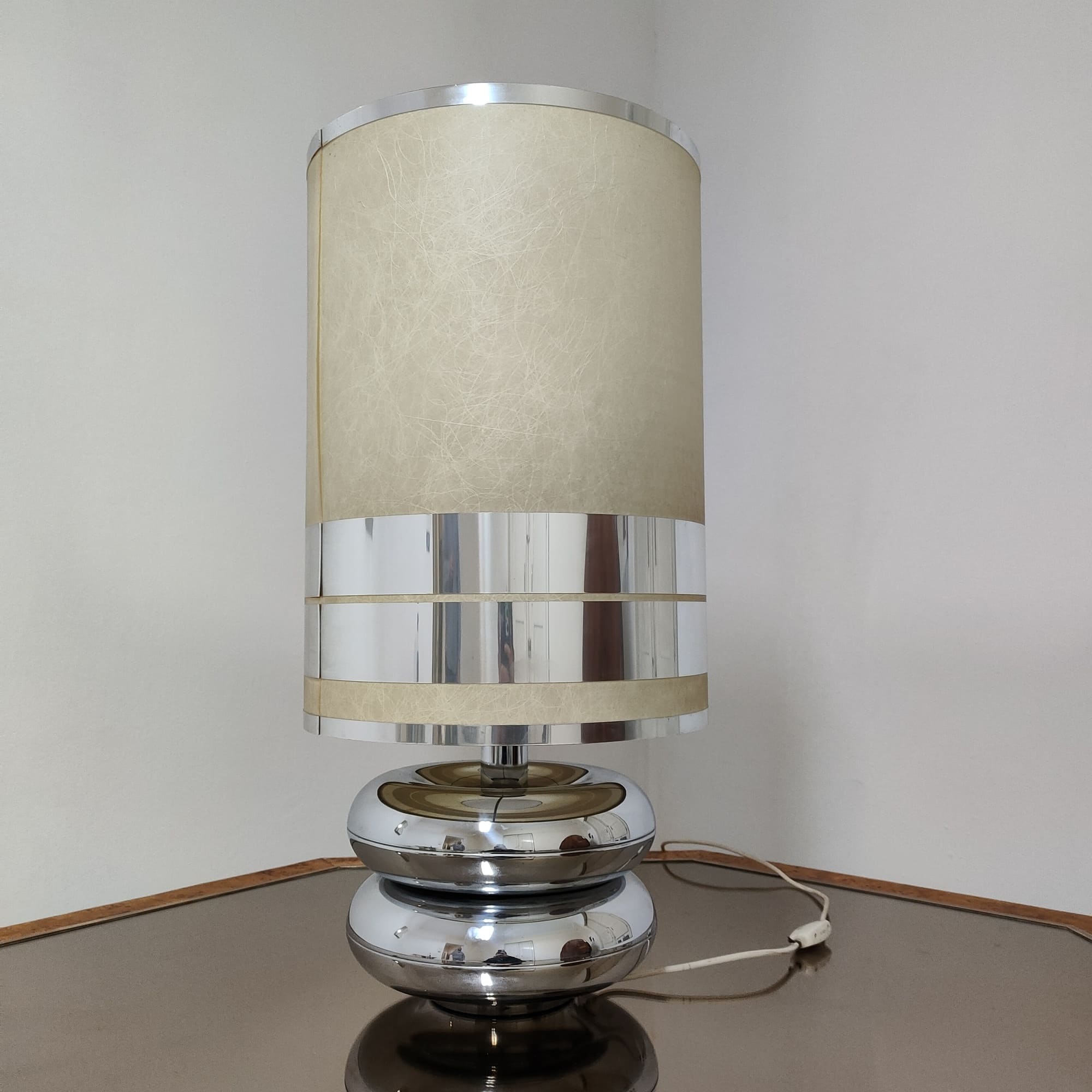 visionidepoca-lampada-anni-70-in-acciaio-con-paralume-originale-in-fibra-e-acciaio-vista-con-luce-naturale
