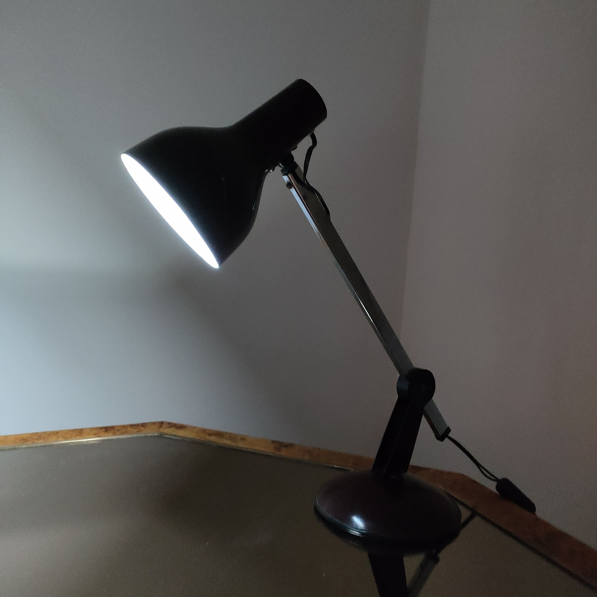 visionidepoca-lamp-study-office-bordeaux-chromed-steel-60s-lamp-front illuminated left