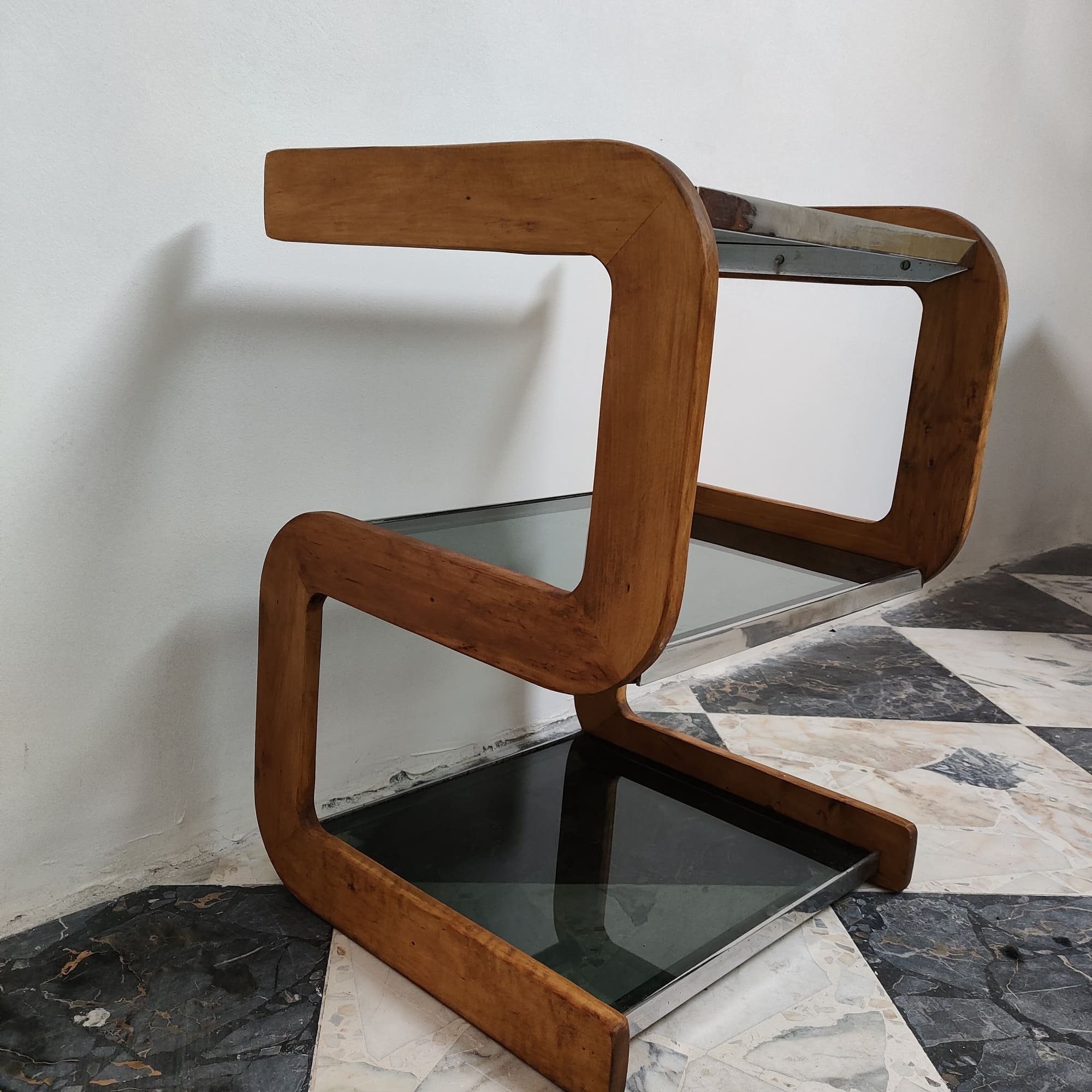 visionidepoca-tavolino-Bauhaus-anni-30-in-faggio-a-forma-di-S-vetri-fume-bordi-nichelati-vista-faggio