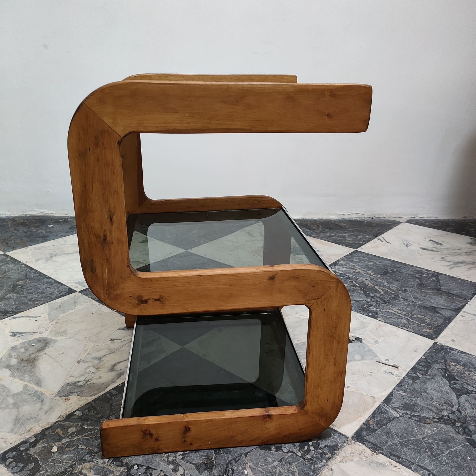 visionidepoca-tavolino-Bauhaus-anni-30-in-faggio-a-forma-di-S-vetri-fume-bordi-nichelati-vista-lateral