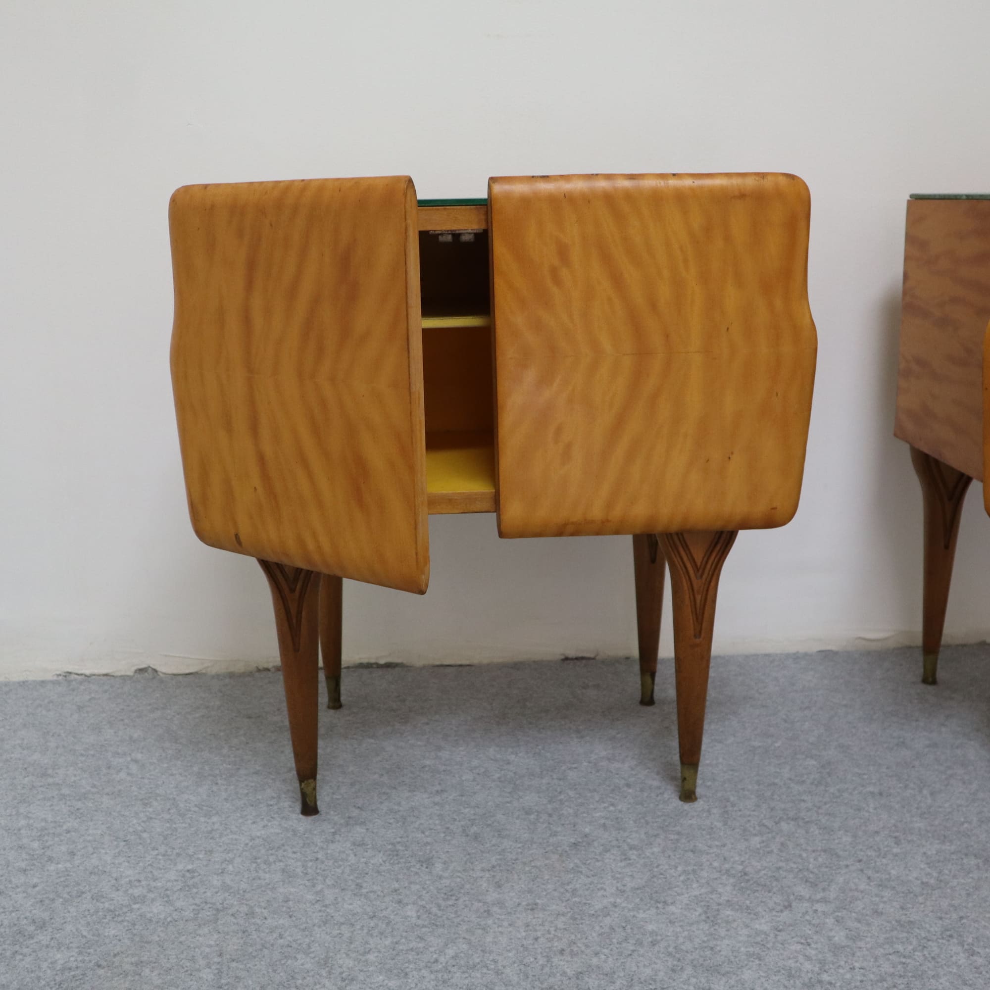 visionidepoca-modern-art-furniture-60s-vintage-bedside tables-with-butterfly-shaped-doors-in-maple-made-in-italy-opening-door