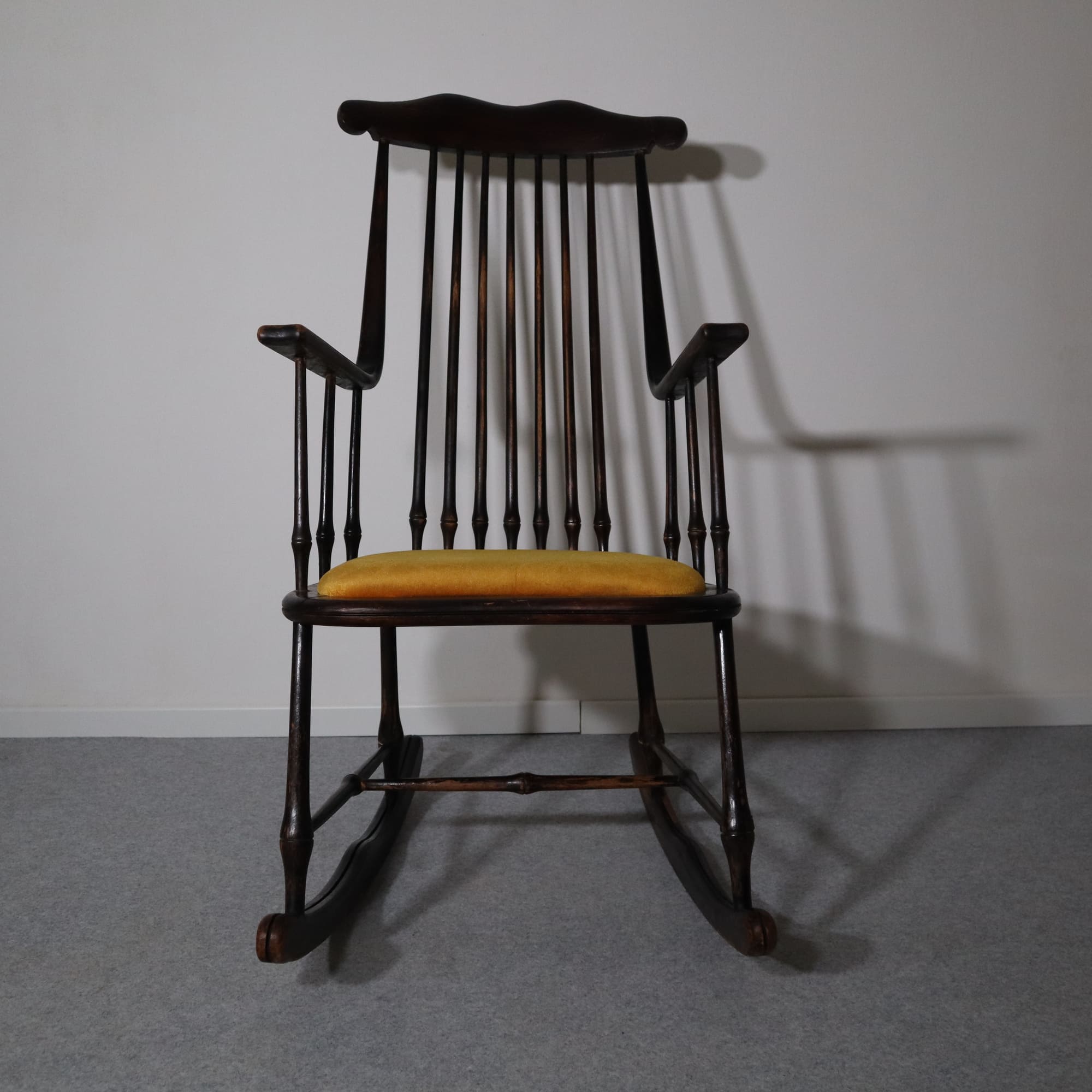 visionidepoca-sedia-dondolo-legno-ebanizzato-primi-900-antiquariato-modernariato-vintage-vista-frontale