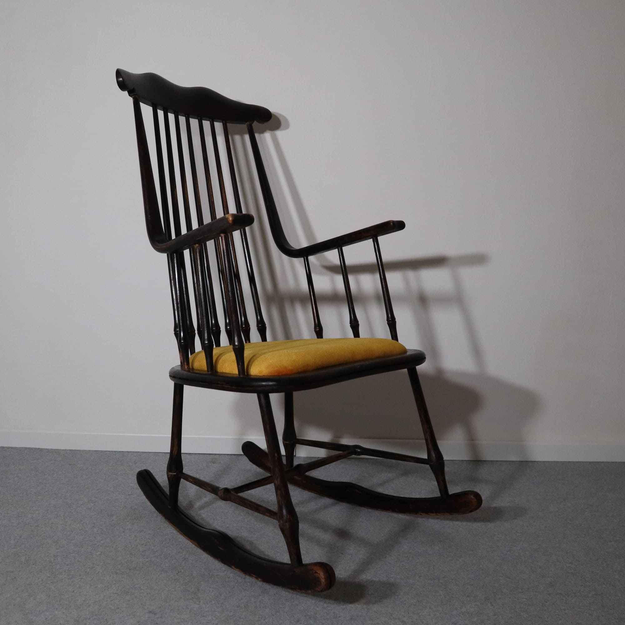 visionidepoca-sedia-dondolo-legno-ebanizzato-primi-900-antiquariato-modernariato-vintage-vista-laterale-2