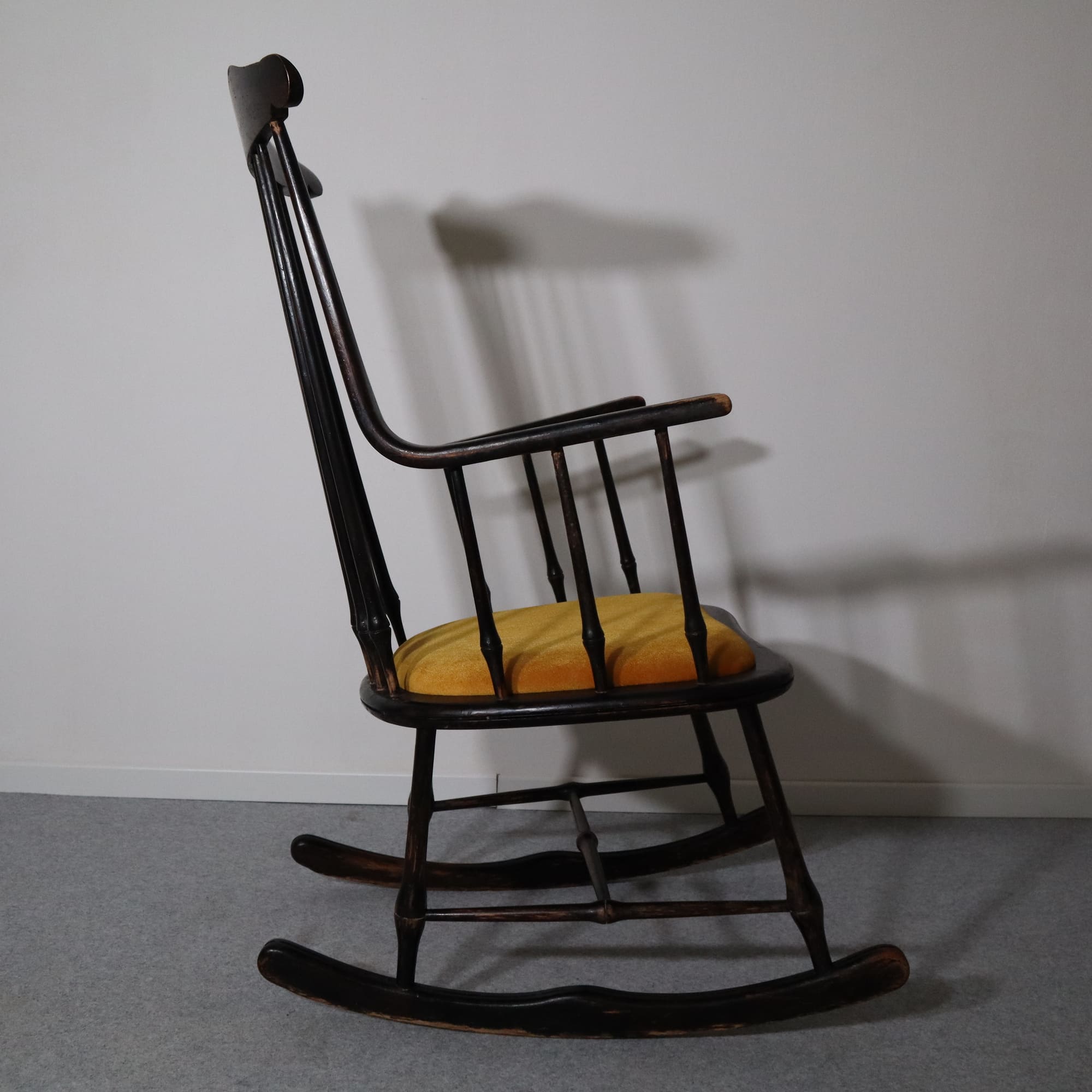 visionidepoca-sedia-dondolo-legno-ebanizzato-primi-900-antiquariato-modernariato-vintage-vista-laterale