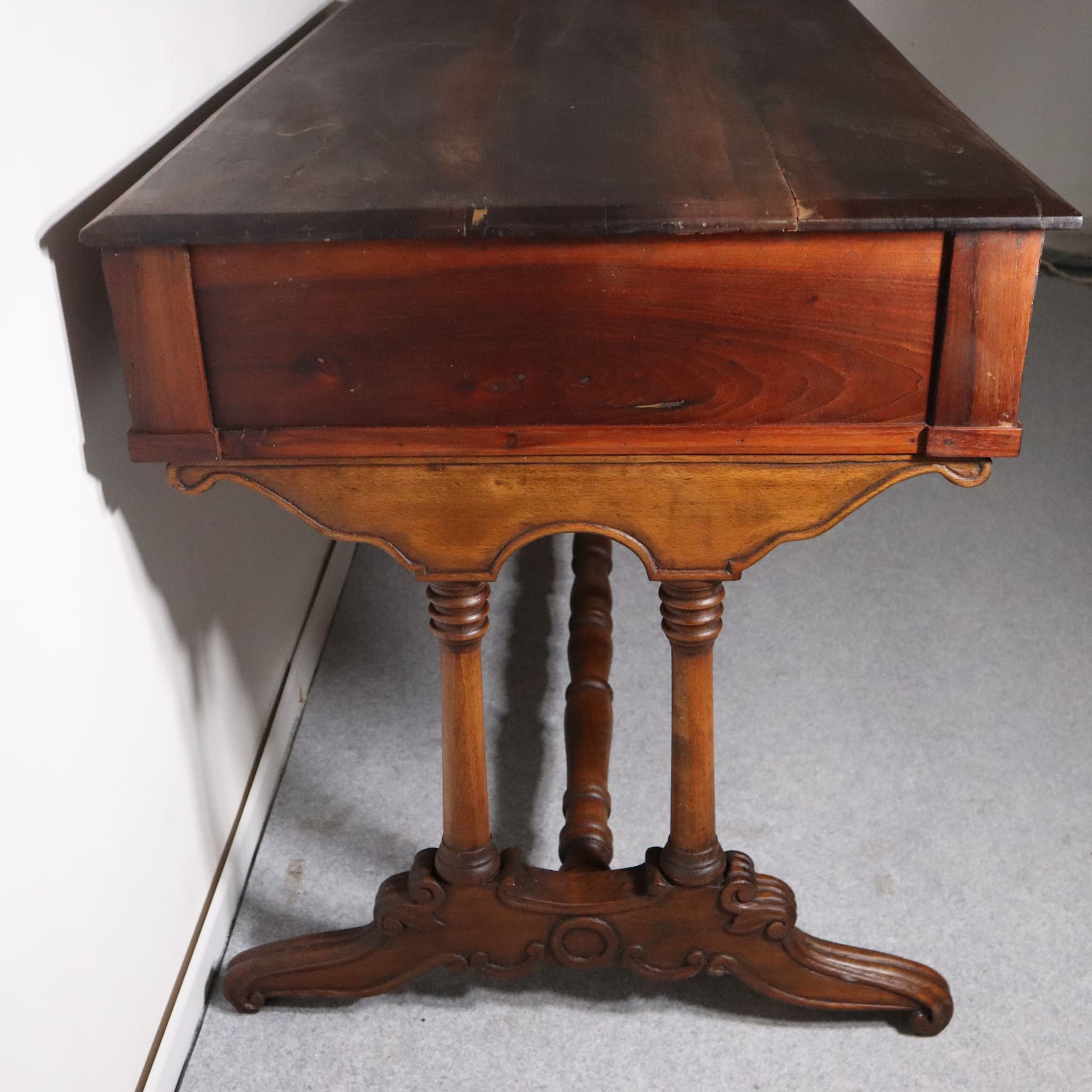 visionidepoca-antiquariato-tavoli-scrittoio-in-noce-massello-periodo-1870-luigi-Filippo-siciliano-vista-laterale-piedi