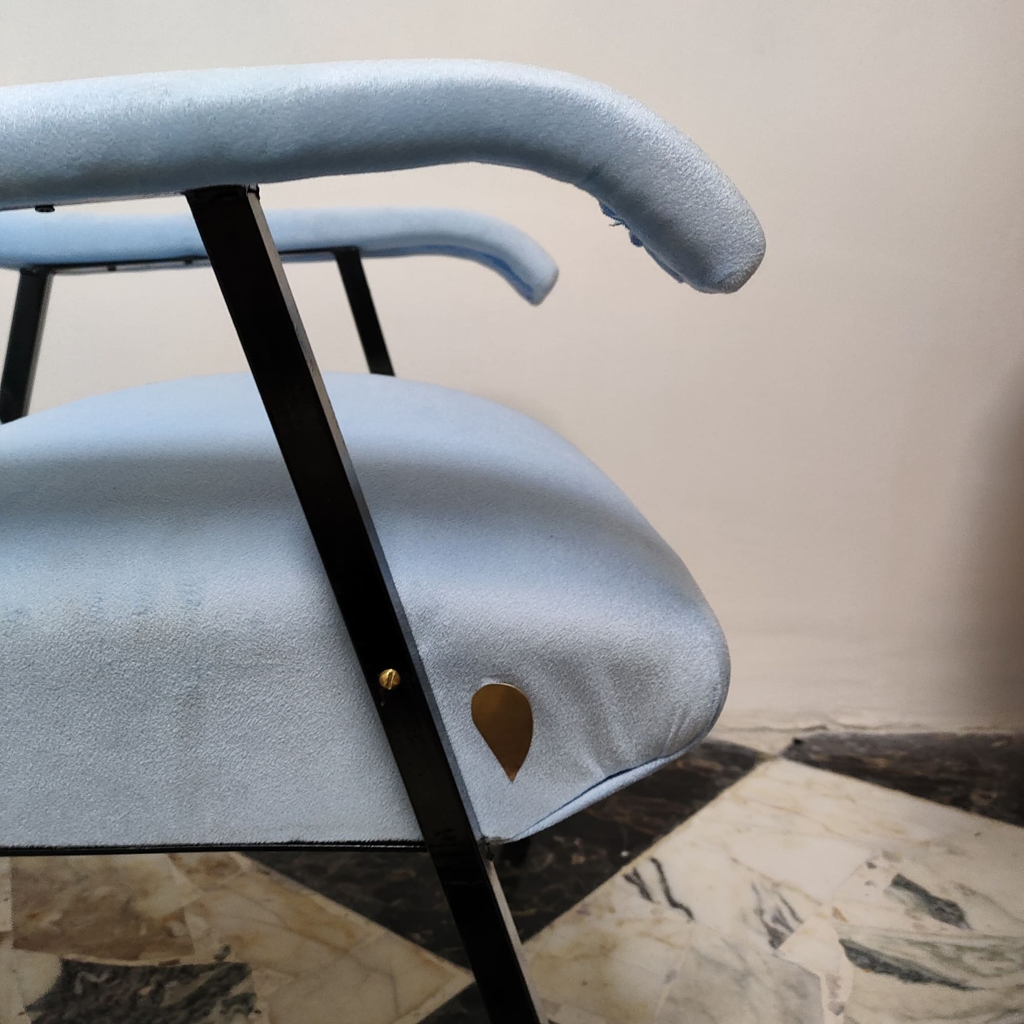 visionidepoca-pair-of-60s-70s-armchairs-upholstered-in blue-and-black-feet-with-brass-inserts-3
