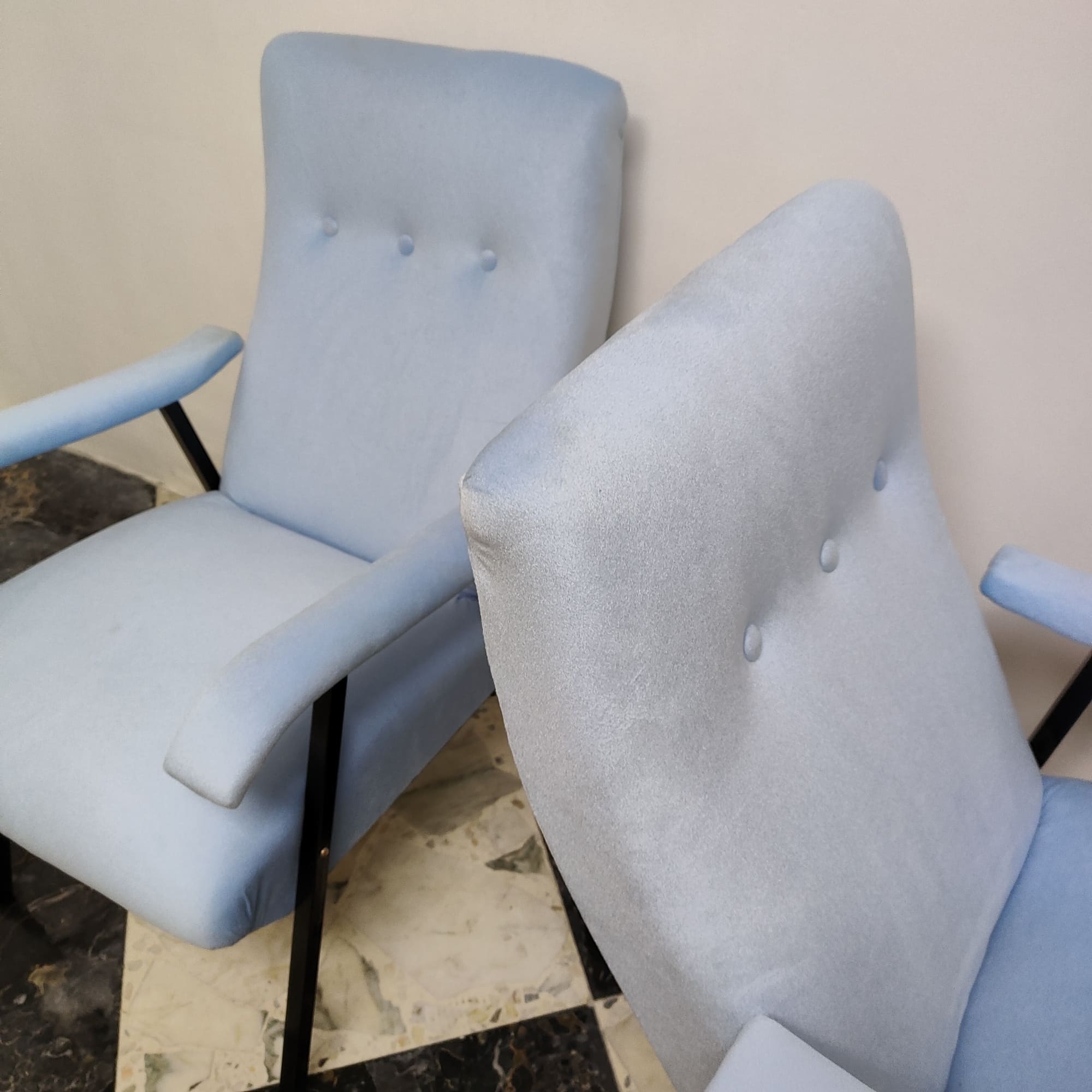 visionidepoca-pair-of-60s-70s-armchairs-upholstered-in blue-and-black-feet-with-brass-inserts-2