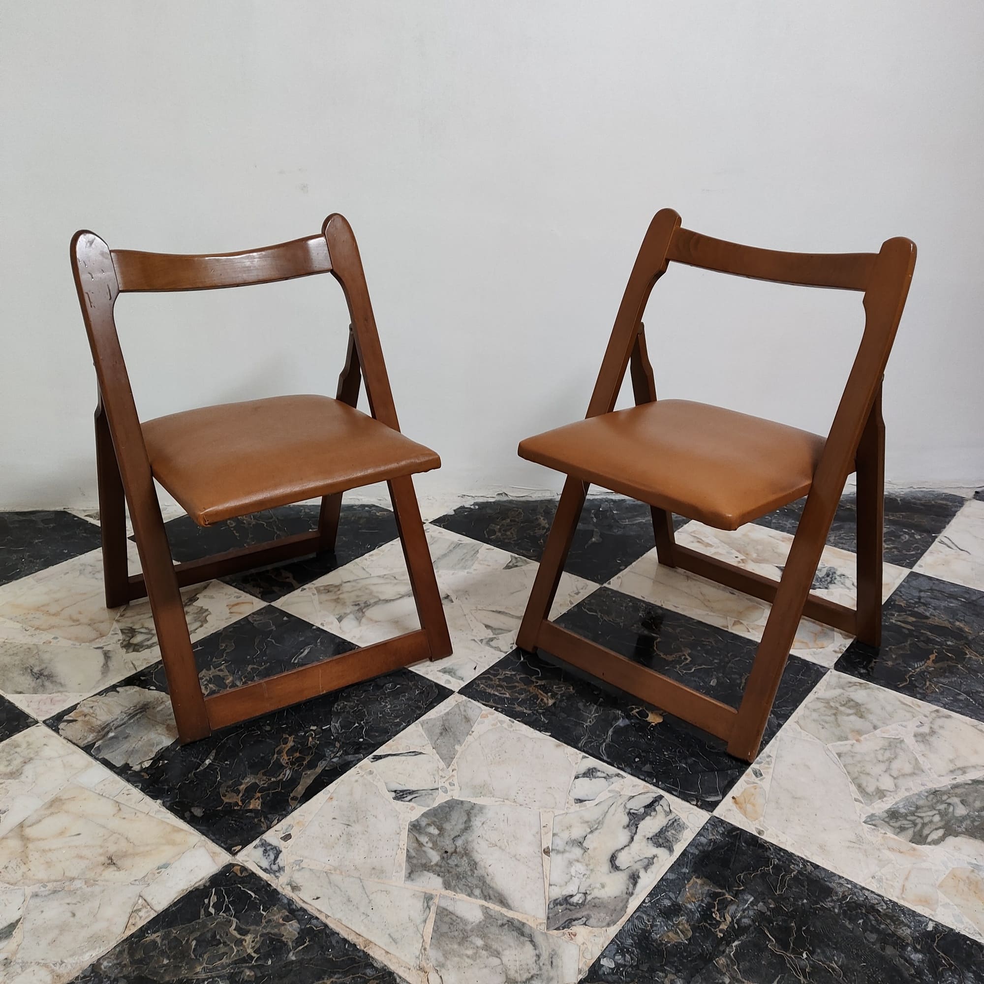 visionidepoca-coppia-sedie-apribili-anni-70-stile-aldo-jacober-in-ecopelle-vista-frontale-2