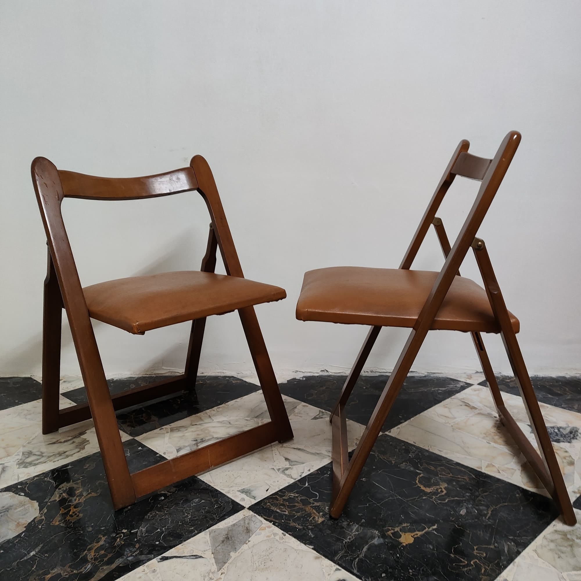 visionidepoca-coppia-sedie-apribili-anni-70-stile-aldo-jacober-in-ecopelle-vista-frontale-laterale