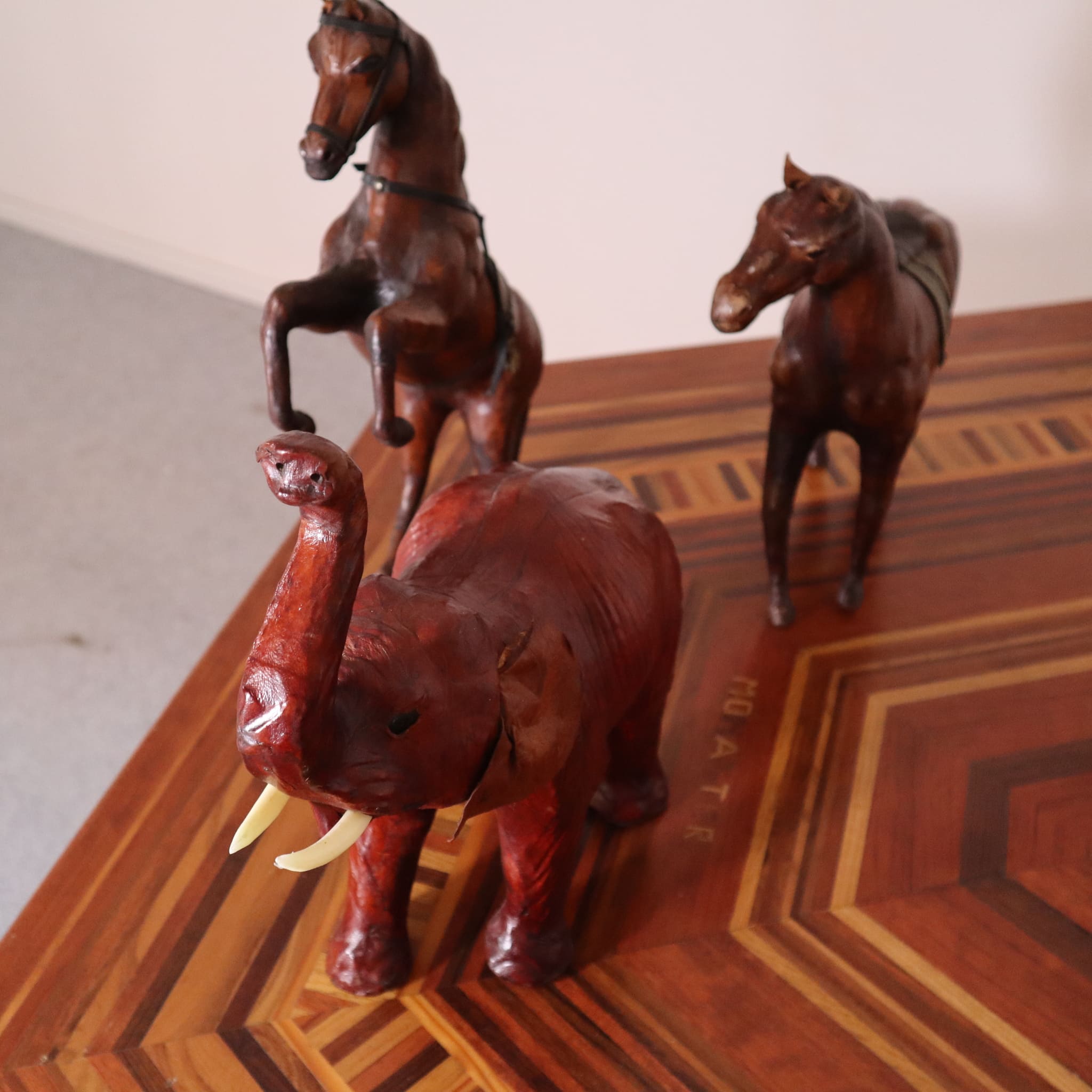 visionidepoca-visioni-depoca-animals-leather-70s-orginal-furniture-modern-antiques-vintage-design-horse-elefant-3
