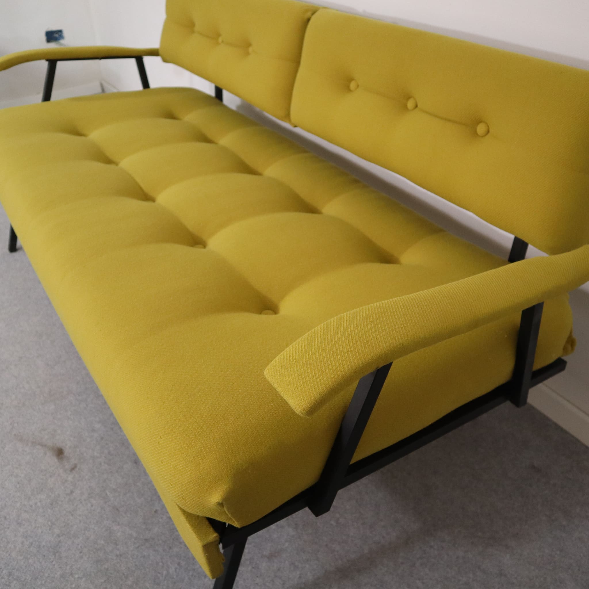 visionidepoca-visioni-depoca-sofa-bed-fabbric-green-lemon-vintage-modern-antiques-50s-made-italy-capittonnè-furniture-5