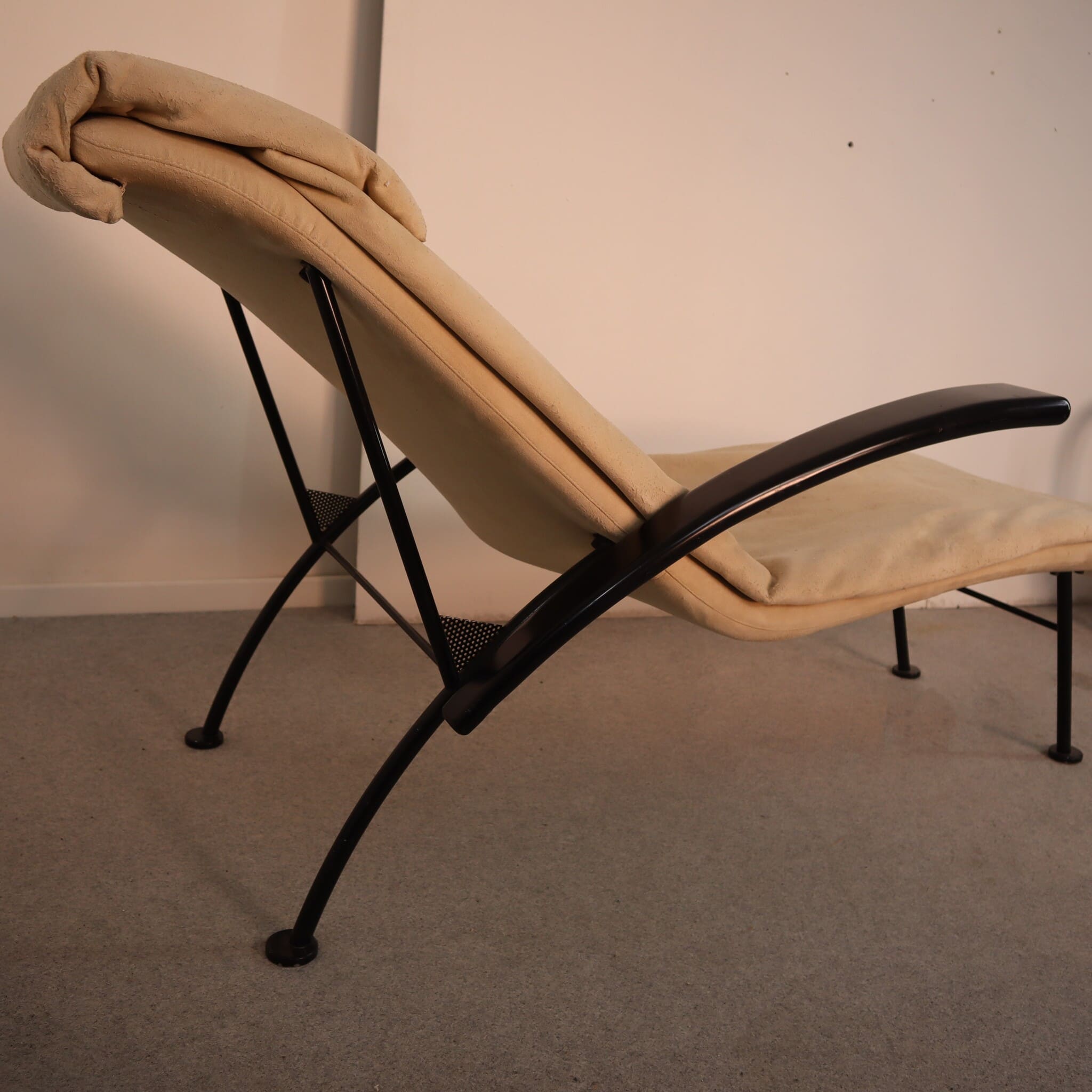 visionidepoca-modernariato-chaise-lounge-in-alcantara-struttura-in-metallo-vista-dettaglio-struttura-posteriore