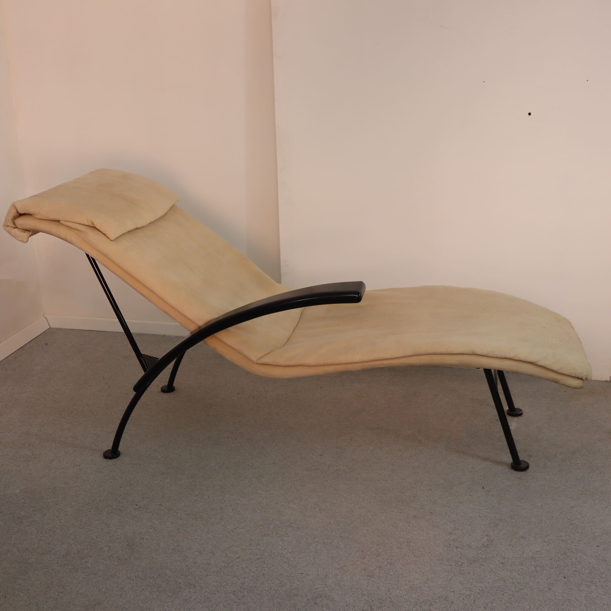 visionidepoca-modernariato-chaise-lounge-in-alcantara-struttura-in-metallo-vista-laterale