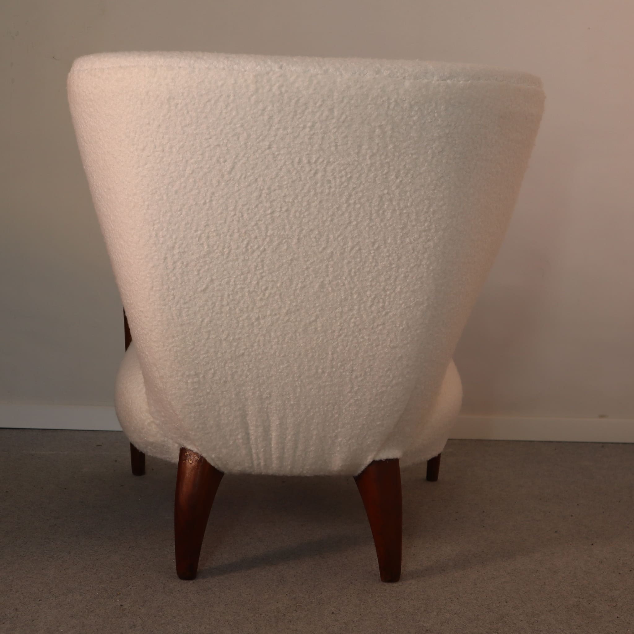 visionidepoca-modern-antique-armchair-40s-white-boucle-fabric-cherry-wood-structure-vintage-armchair-complete-backrest