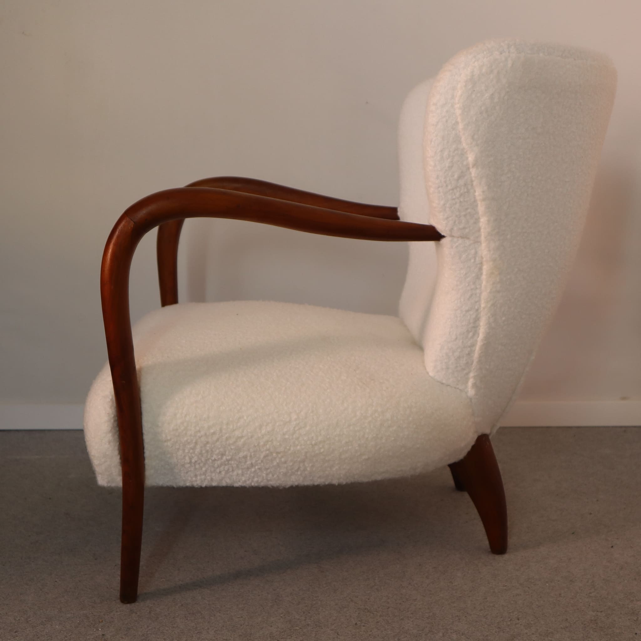 visionidepoca-modern-old-armchair-40s-white-boucle-fabric-cherry-wood-structure-vintage-armchair-side-view