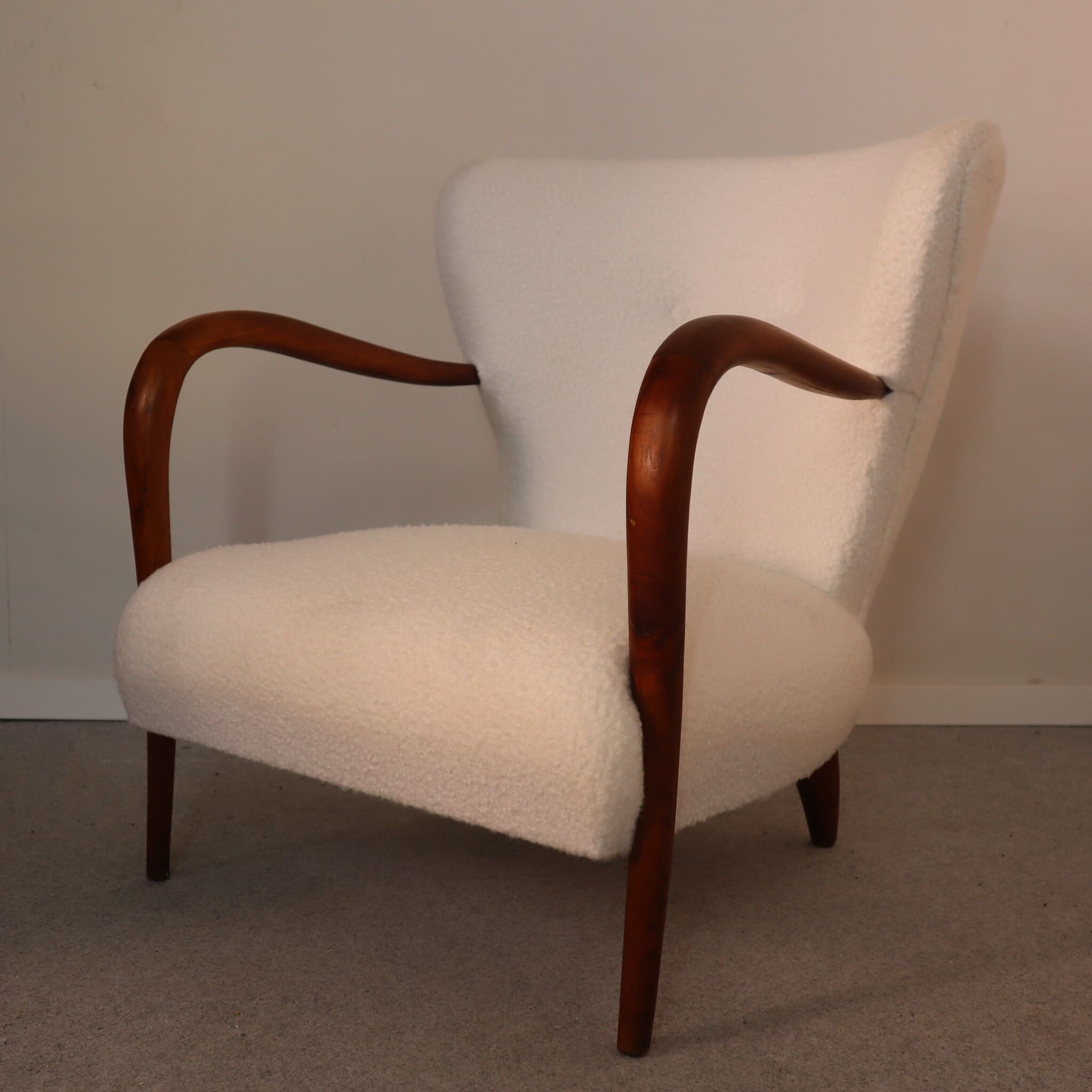 visionidepoca-modern-old-armchair-40s-white-boucle-fabric-cherry-wood-structure-vintage-armchair