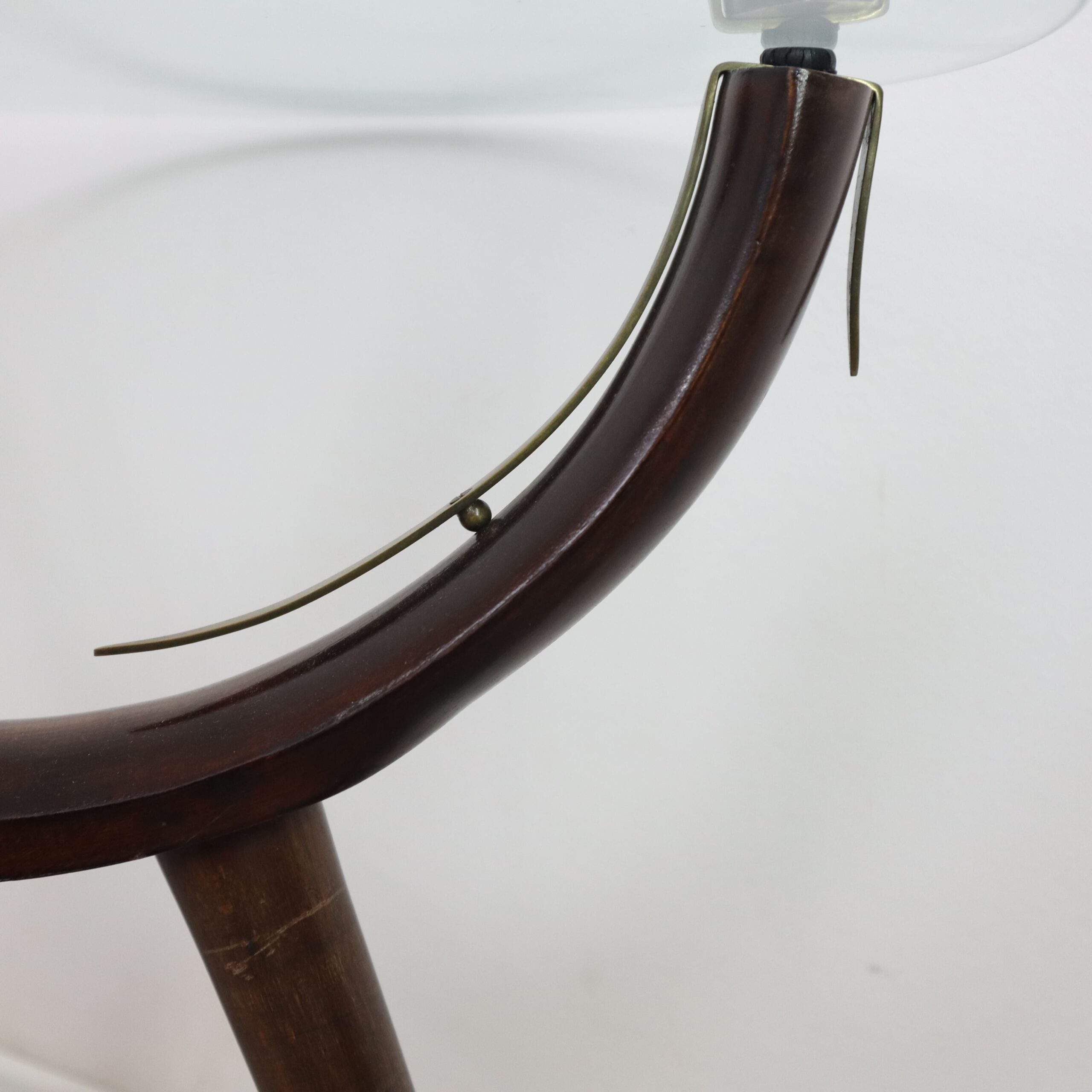 visionidepoca-modernariato-tavolino-da-caffe-stile-fontana-arte-anni-50-dettagli-in-ottone-vista-profilo