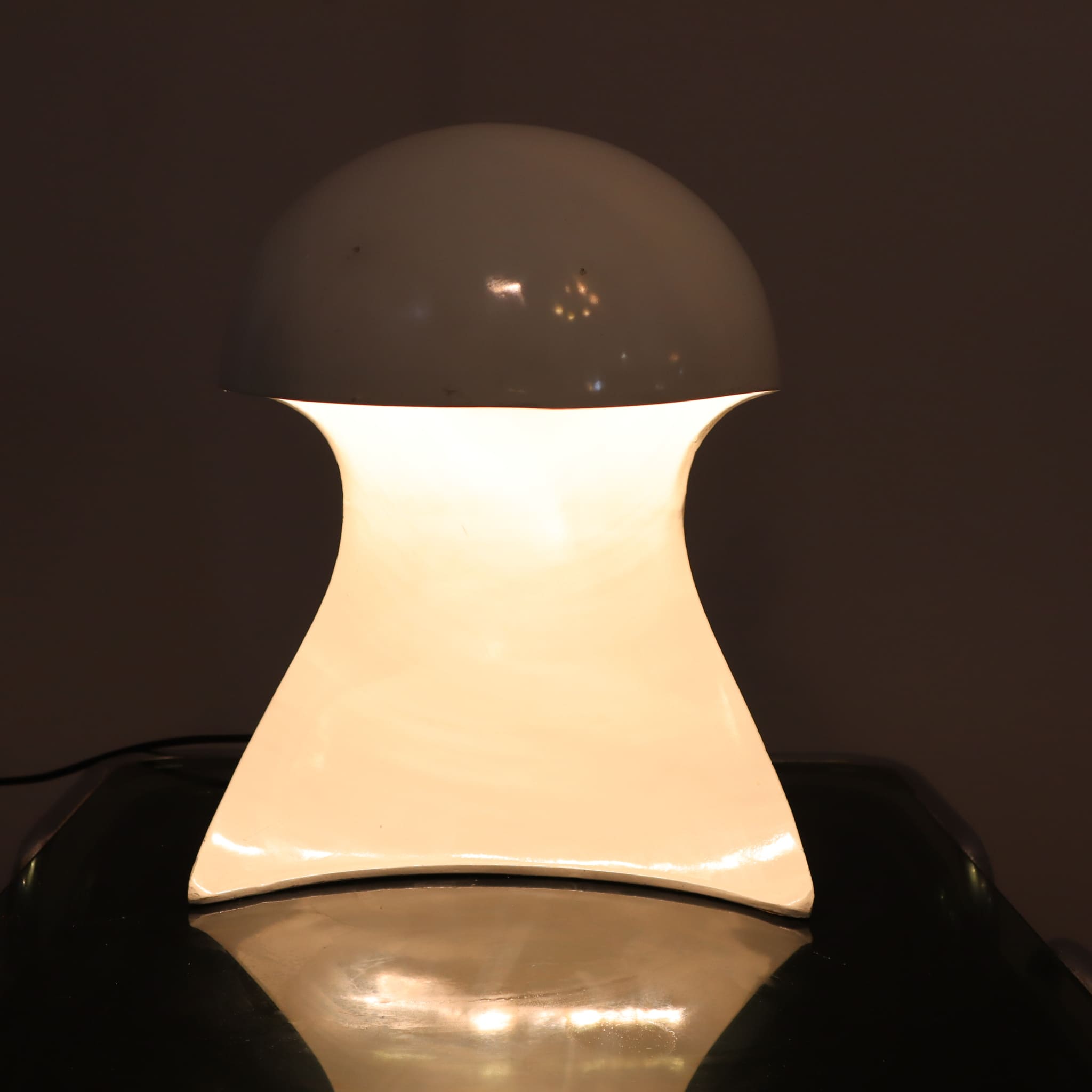 visionidepoca-lighting-table-lamp-70s-mod-dania-by-dario-tognon-and-studio-celli-for-artemide-frontal-view-illuminated-variant