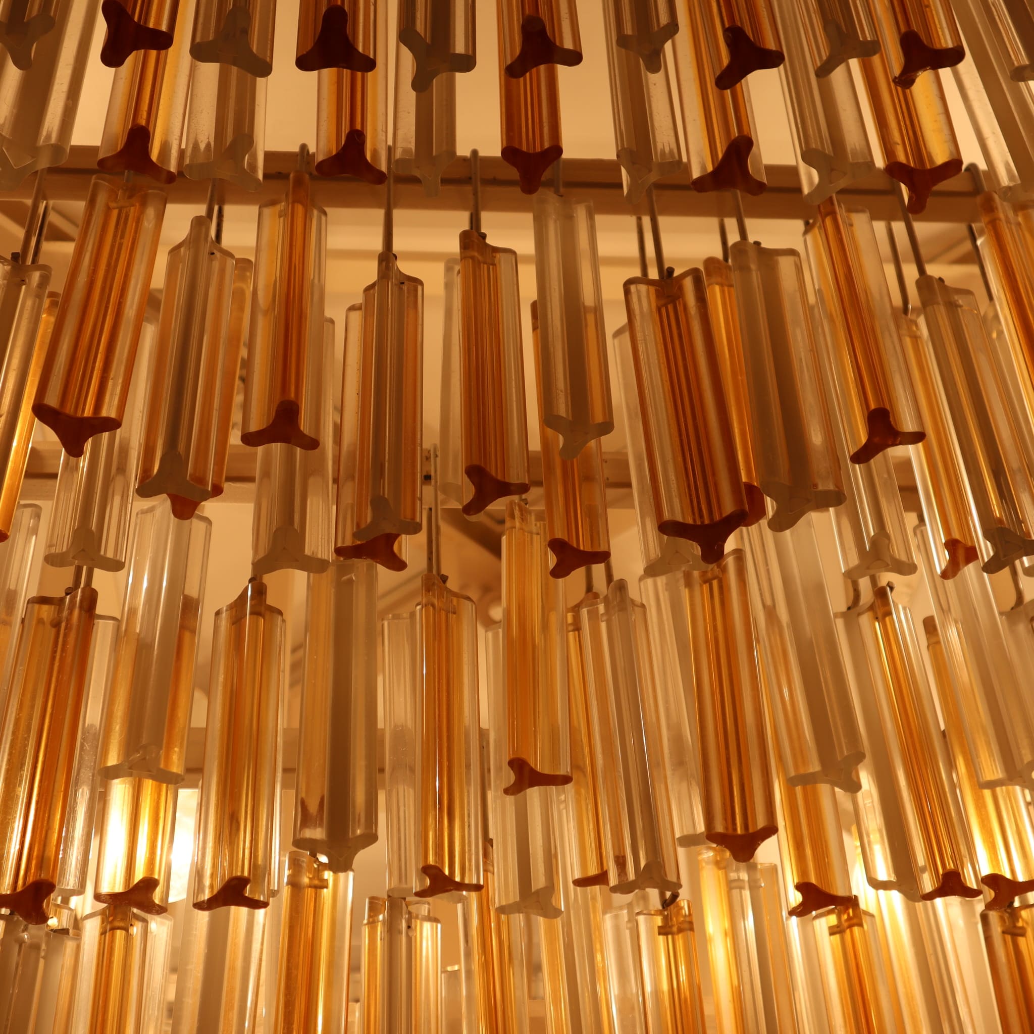 visionidepoca-modern-art-venini-chandelier-trilobes-murano-glass-70s-750-pieces-detail-trilobes-lit