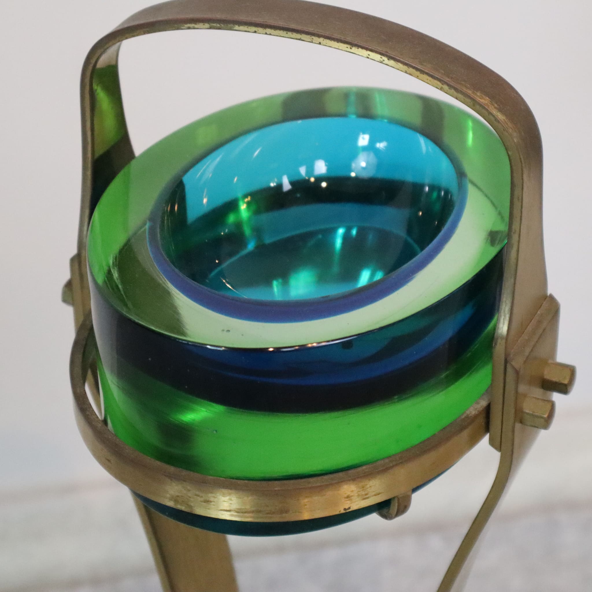 visionidepoca-modernariato-posacenere-ingresso-vintage-anni-60-70-struttura-in-ottone-base-in-vetro-di-murano-verde-e-blu-dettaglio-vetro-e-colorazione