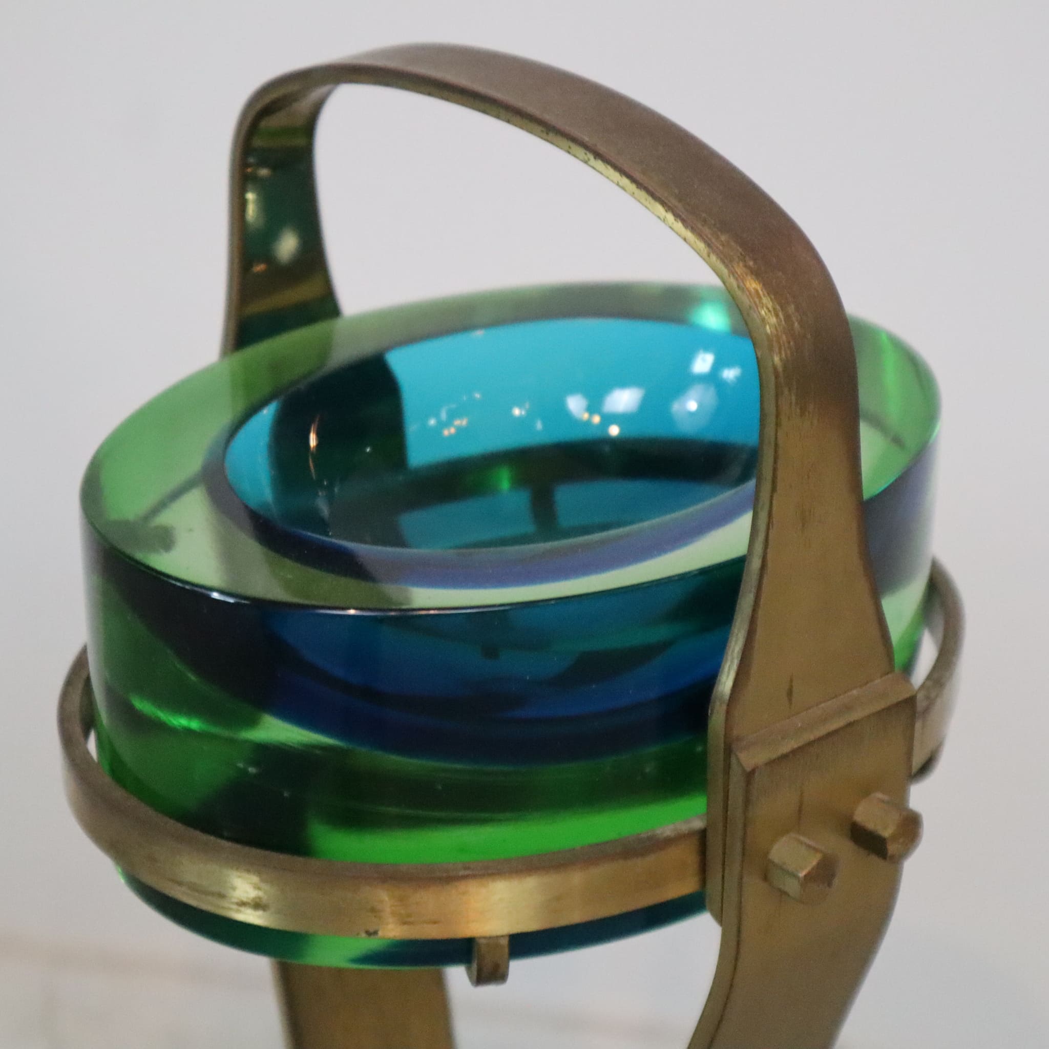 visionidepoca-modern-art-ashtray-entrance-vintage-60s-70s-brass-structure-base-in-murano-glass-green-and-blue-detail