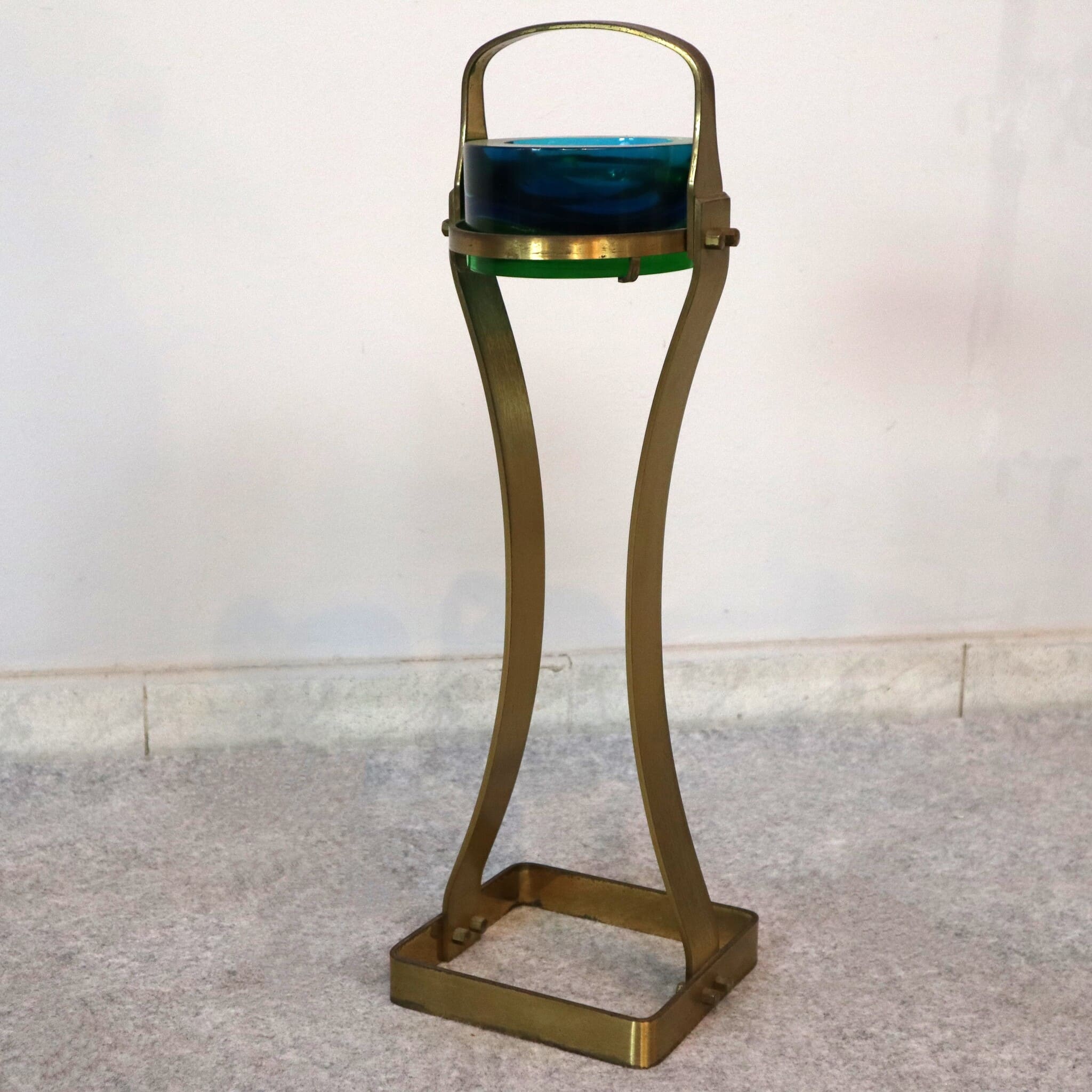 visionidepoca-modern-art-ashtray-entrance-vintage-60s-70s-brass-structure-base-in-murano-glass-green-and-blue-full-view