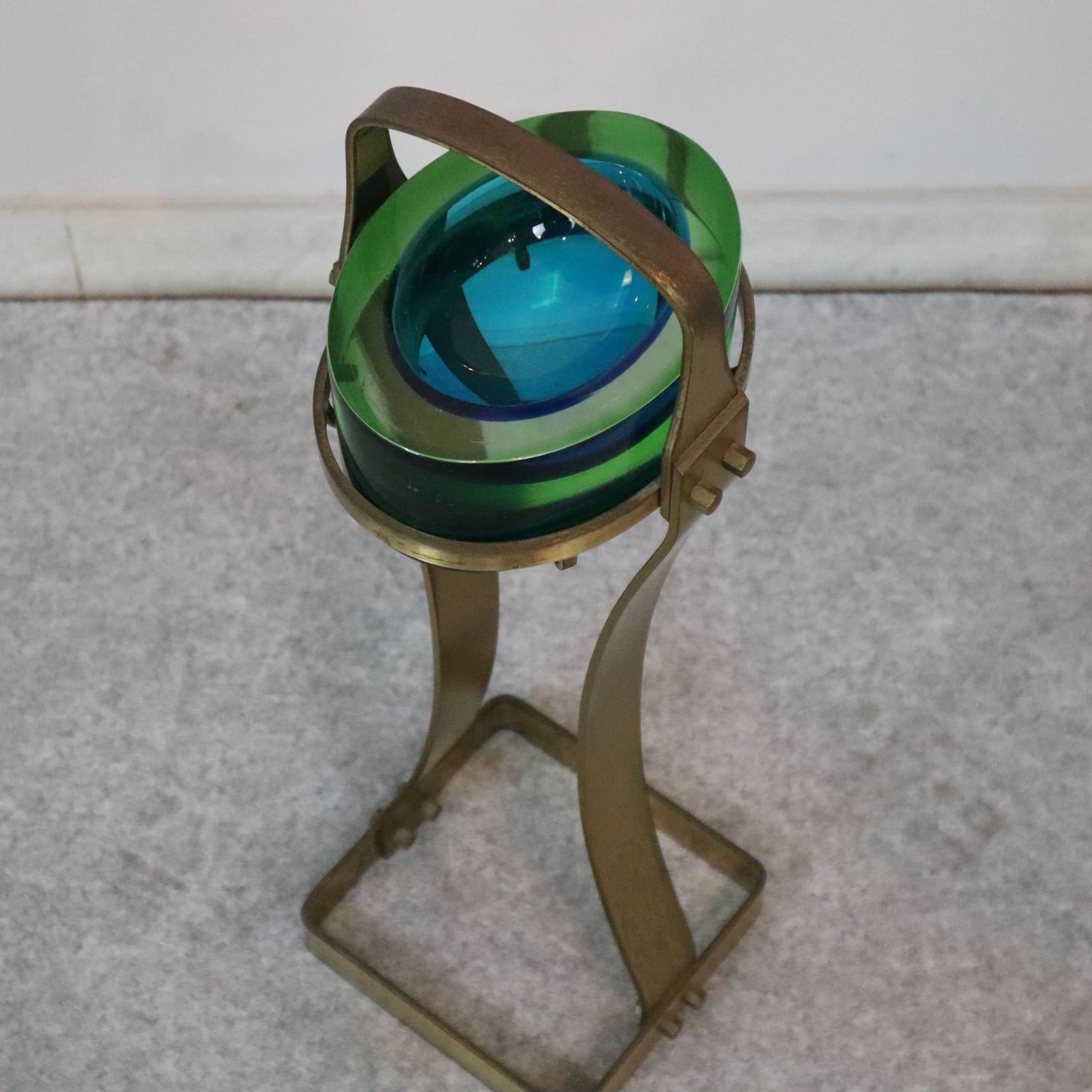visionidepoca-modern-art-ashtray-entrance-vintage-60s-70s-brass-structure-base-in-murano-glass-green-and-blue-view-from-above