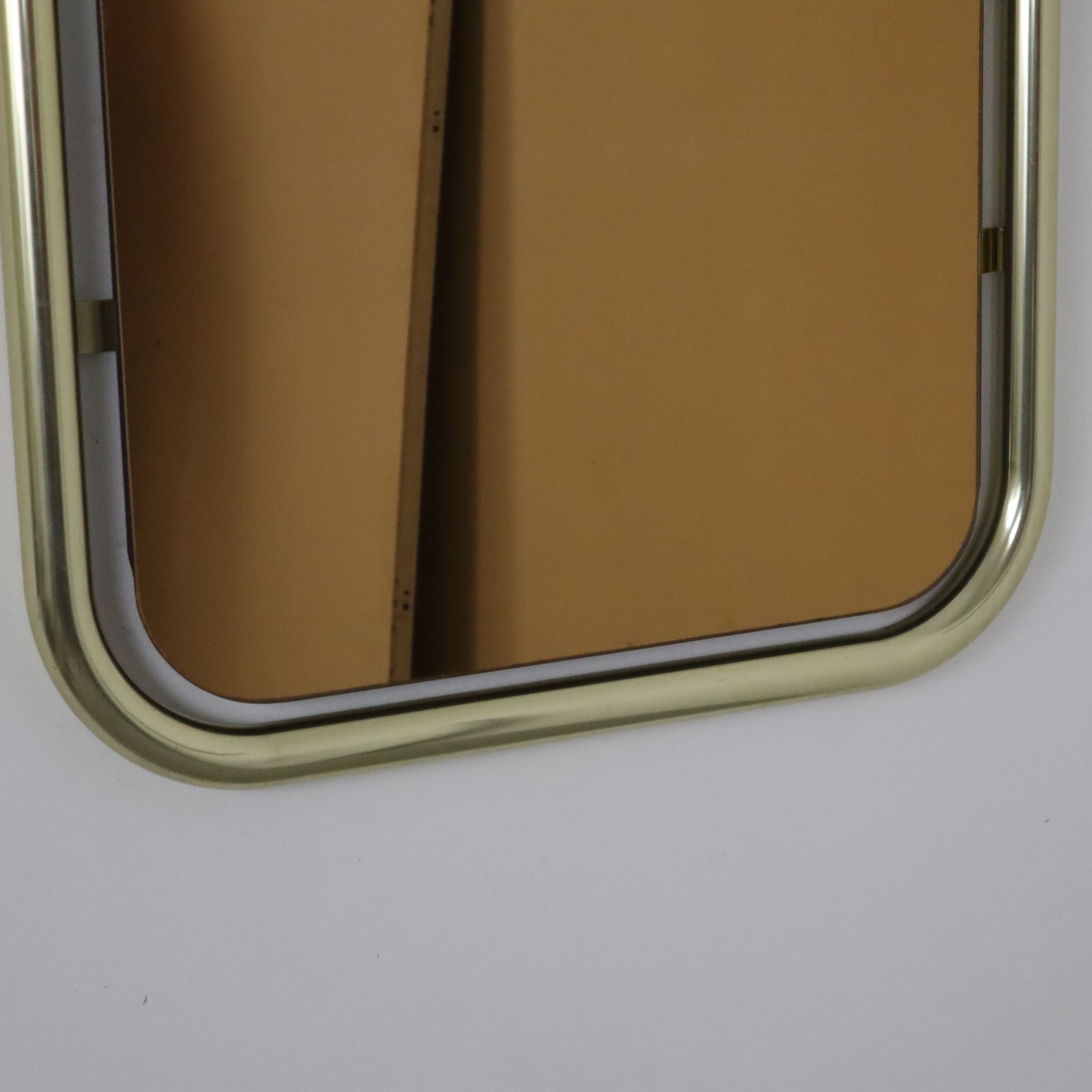 visionidepoca-modern-mirror-70s-frame-in-brass-plated-aluminium-and-bronzed-mirror-vintage-made-in-italy-detail-of-lower-frame