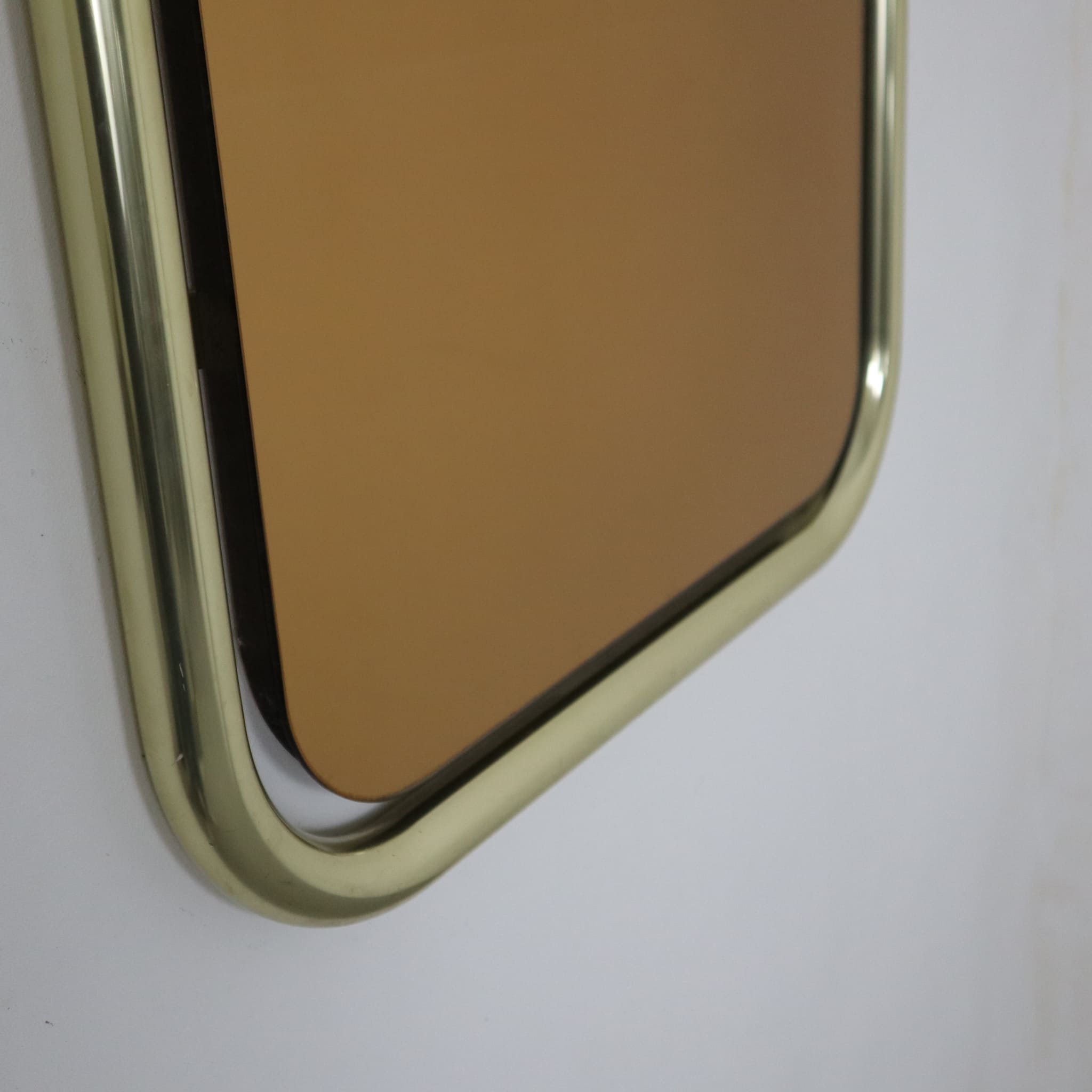 visionidepoca-modern-mirror-70s-frame-in-brassed-aluminium-and-bronzed-mirror-vintage-made-in-italy-detail-of-mirror-frame