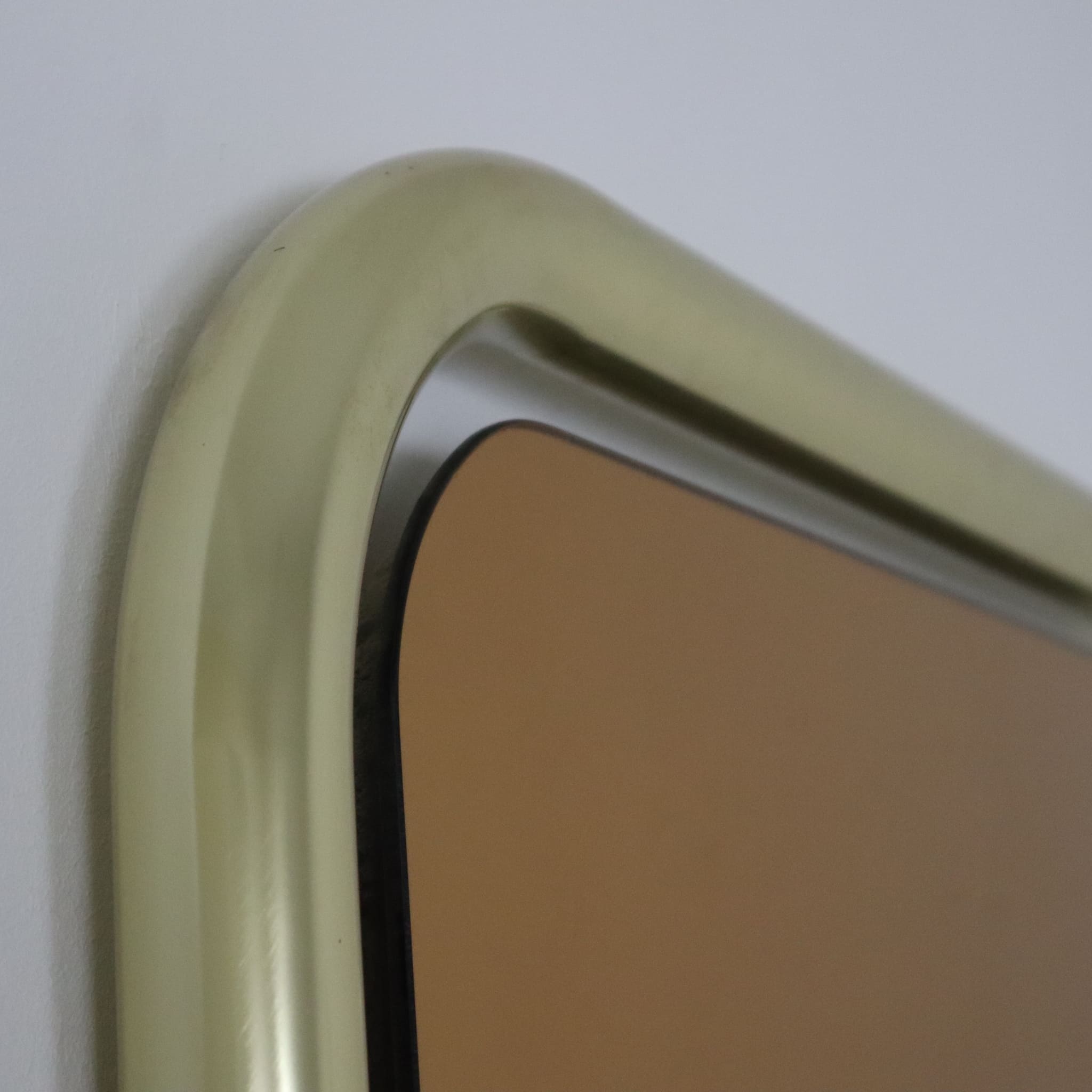 visionidepoca-modern-mirror-70s-frame-in-brassed-aluminium-and-bronzed-mirror-vintage-made-in-italy-detail-of-frame