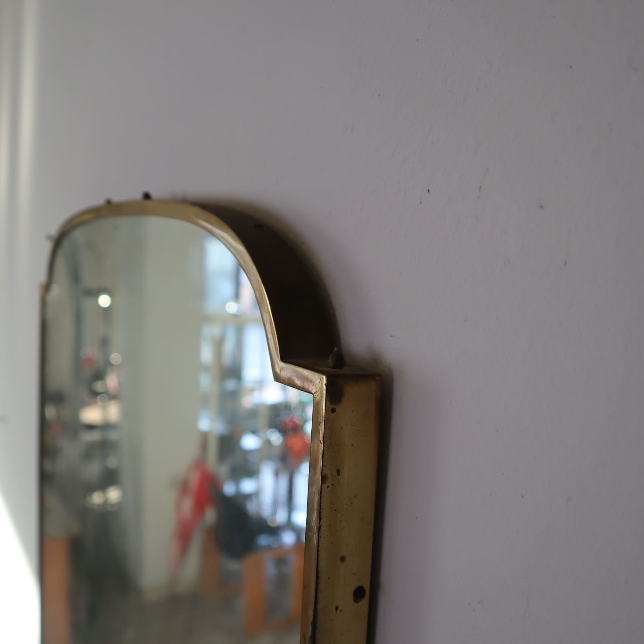 visionidepoca-modernariato-specchio-in-ottone-anni-60-vintage-forma-scudo-made-in-italy-dettaglio-bordo-ottone-scudo