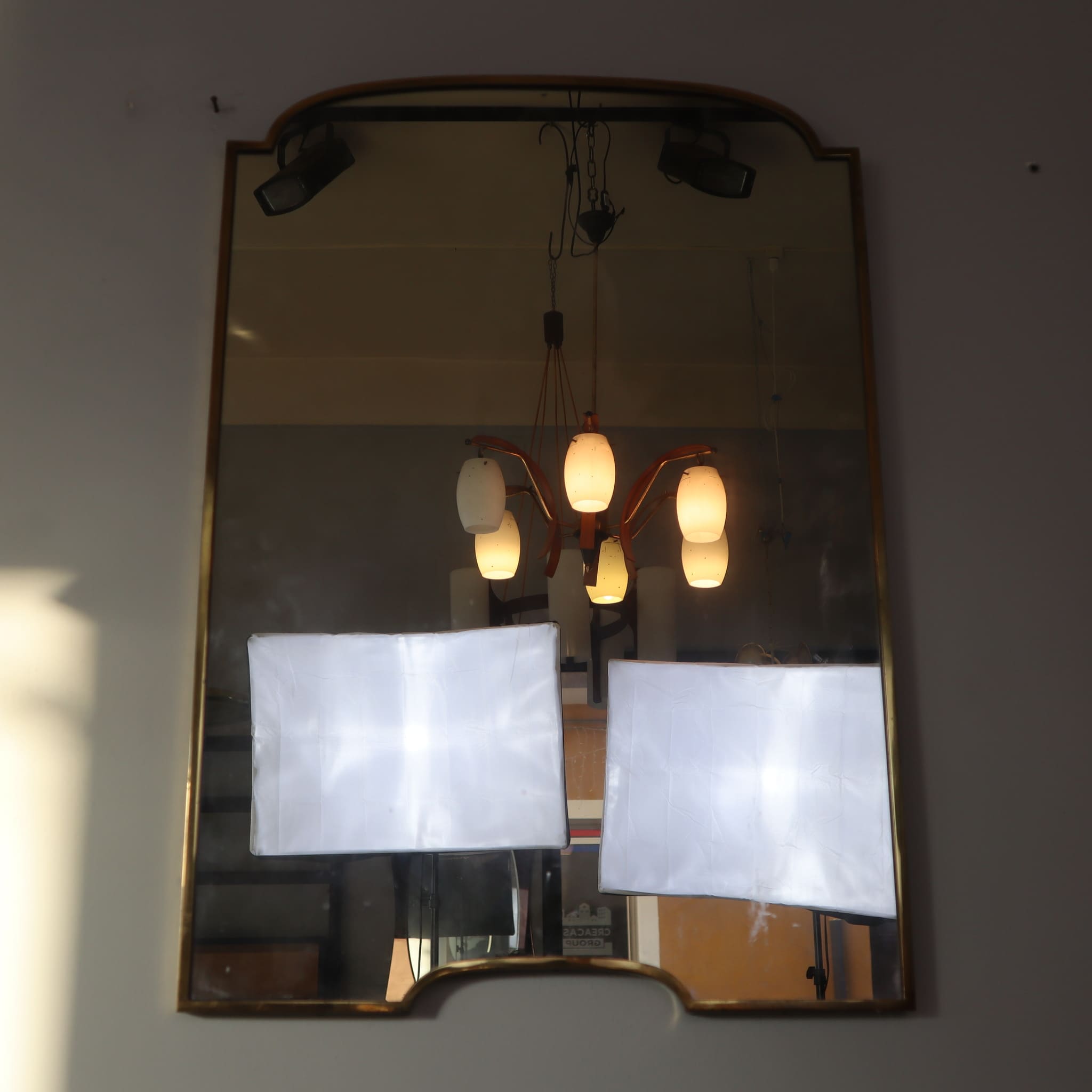 visionidepoca-modernariato-specchio-in-ottone-anni-60-vintage-forma-scudo-made-in-italy