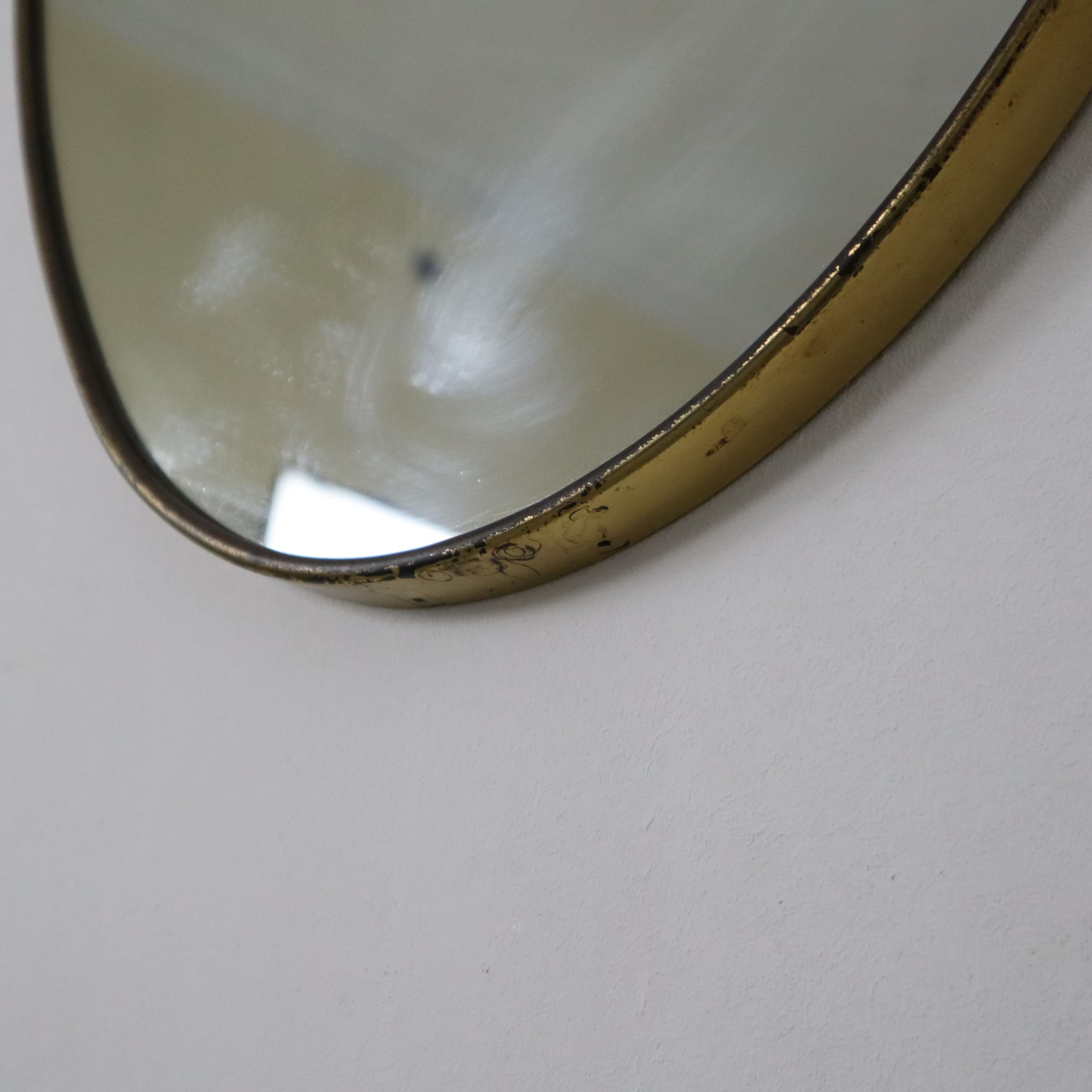 visionidepoca-modernariato-specchio-in-ottone-ovale-anni-60-vintage-made-in-italy-con-patina-originale-dettaglio-inferiore