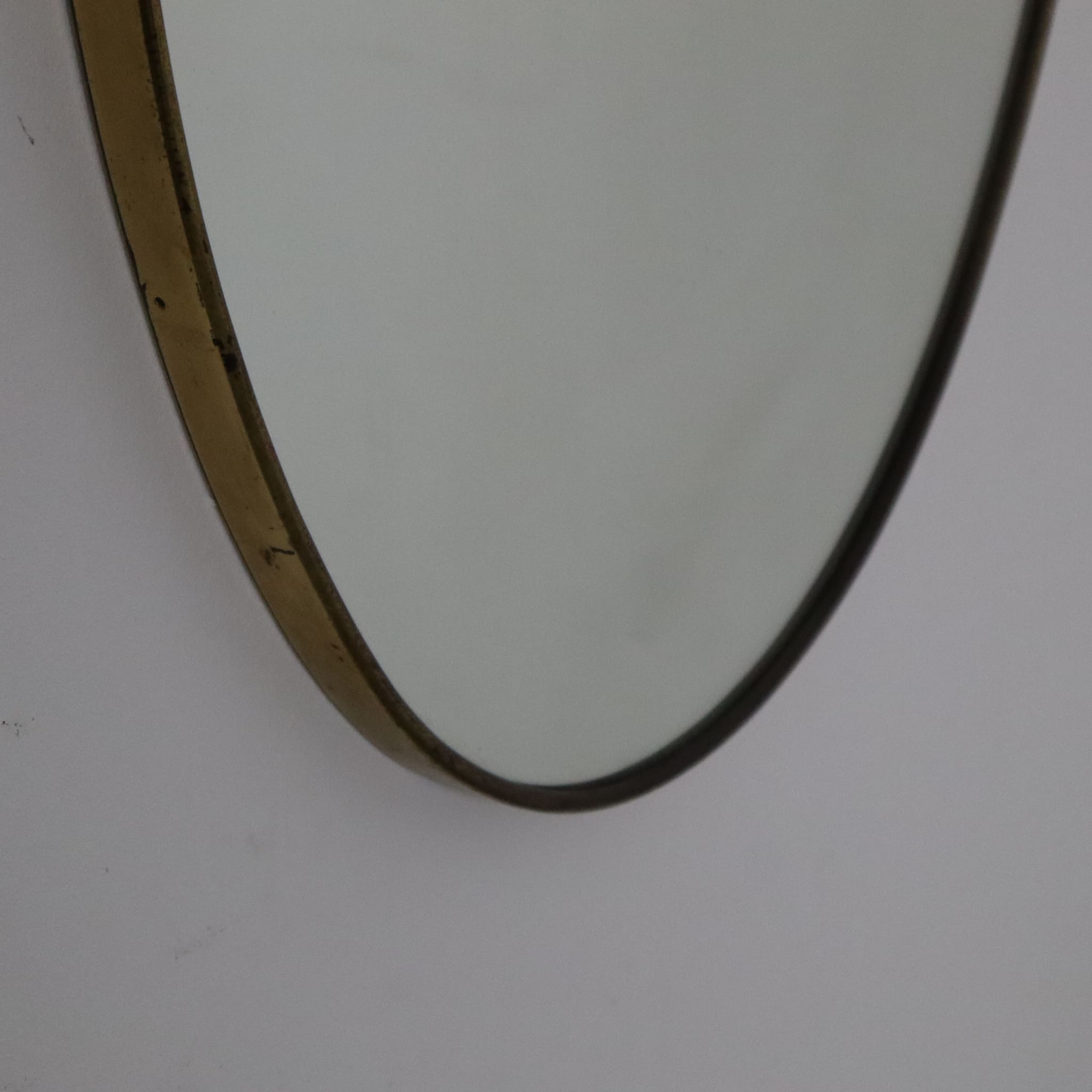 visionidepoca-modernariato-specchio-in-ottone-ovale-anni-60-vintage-made-in-italy-con-patina-originale