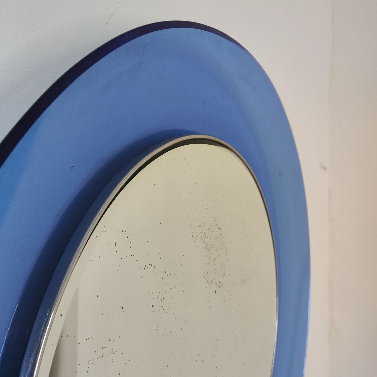 visionidepoca-modern-art-mirror-max-enlargement-for-fontana-arte-mod-1669-cobalt-blue-design-curved-glass-detail-curvature-mirror-grinding