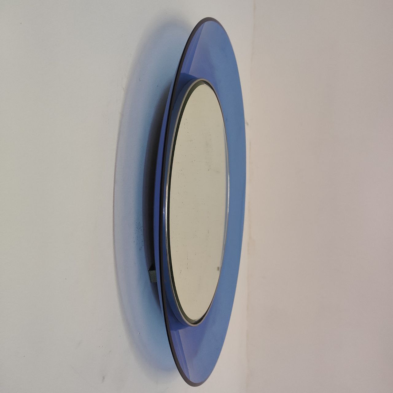 visionidepoca-modern-art-max-enlargement-mirror-for-fontana-arte-mod-1669-cobalt-blue-design-curved-glass-detail-of-curvature