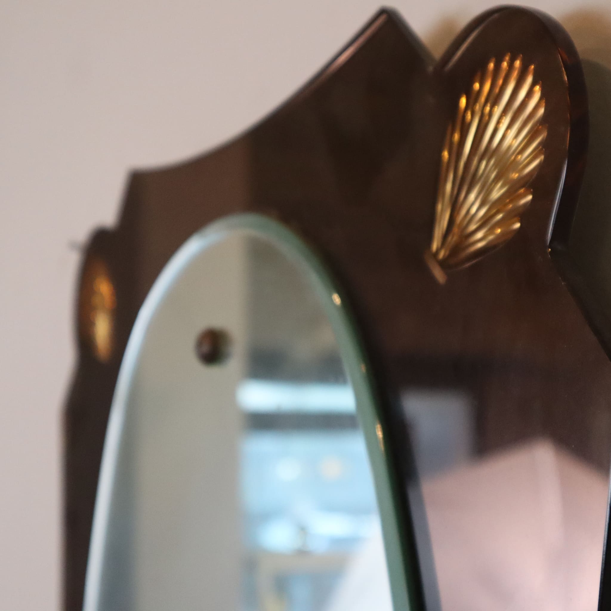 visionidepoca-modern-antique-mirror-vintage-cristal-art-style-60s-with-shell-details-gold-coloured-framing-details-2