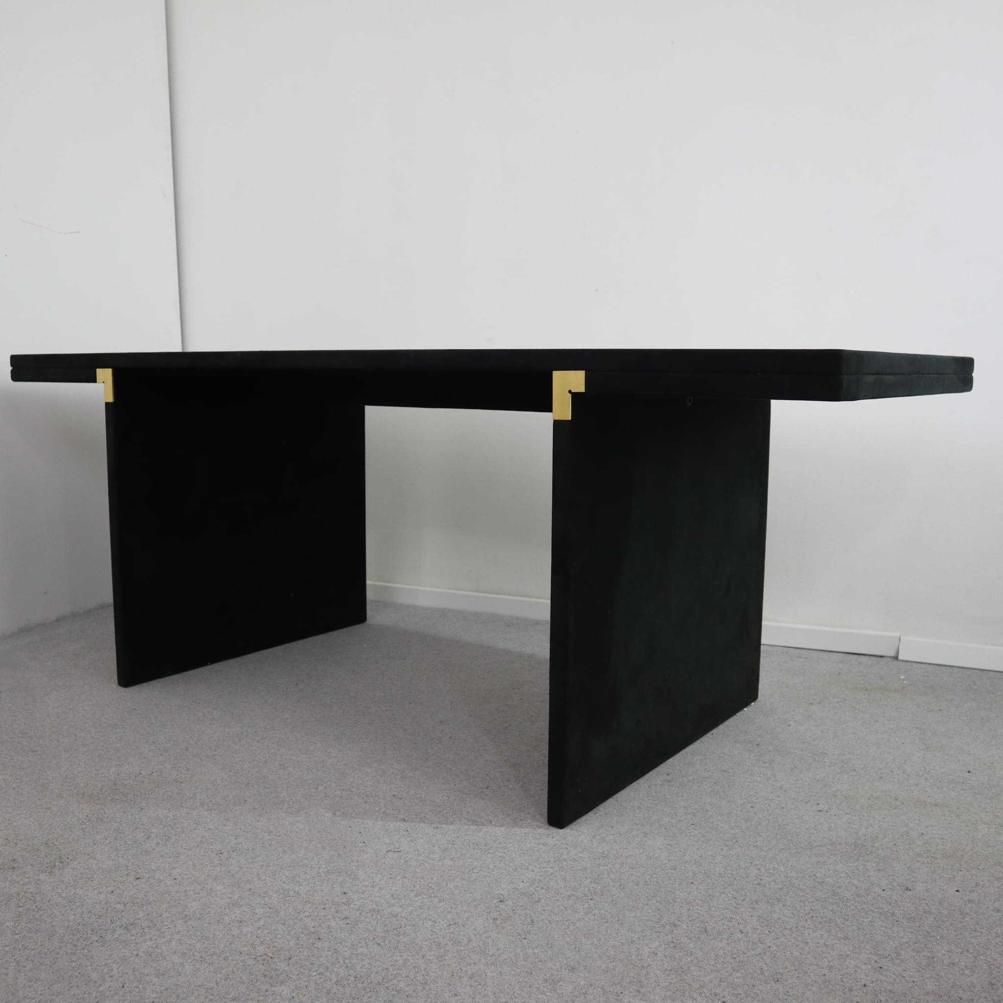 visionidepoca-modern-design-table-orseolo-by-carlo-scarpa-for-simon-gavina-all-in-velvet-70s-side-view