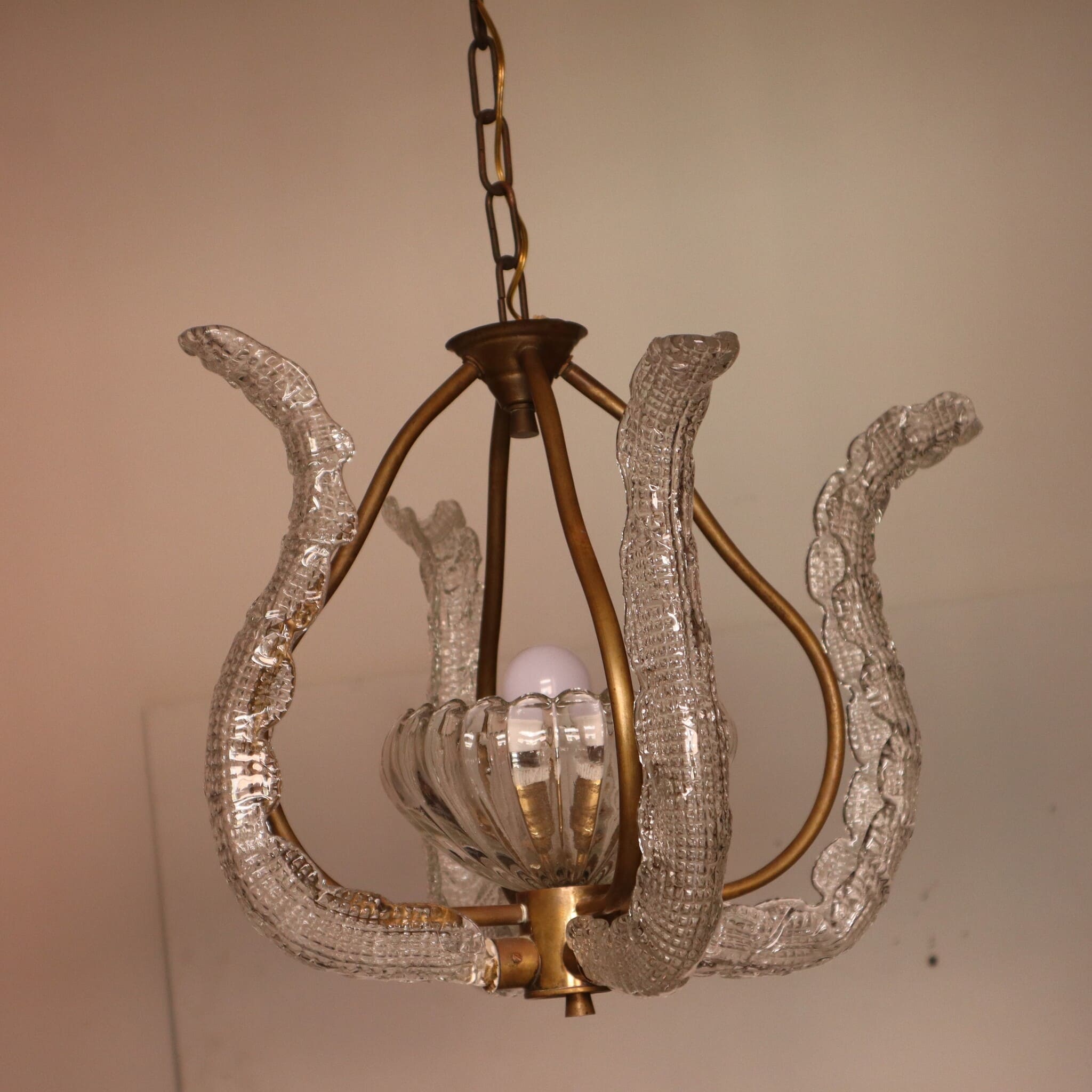 visionidepoca-modern-art-barovier-chandelier-1940s-art-deco-4-arms-in-murano-glass-vintage-full-view-natural-light
