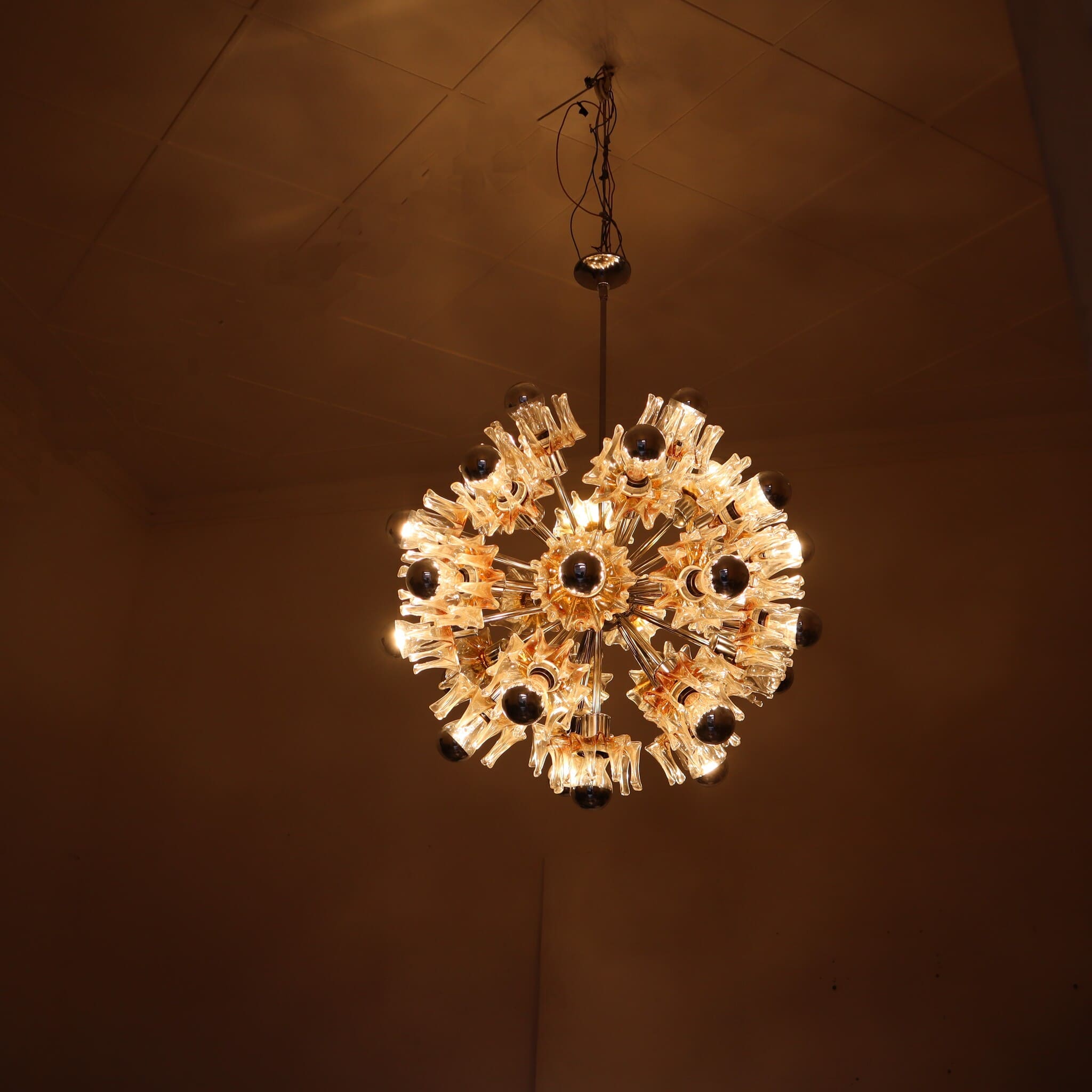 visionidepoca-modern-vintage-chandelier-sputnik-26-lights-70s-chrome-and-murano-glass-lit-on-beautiful