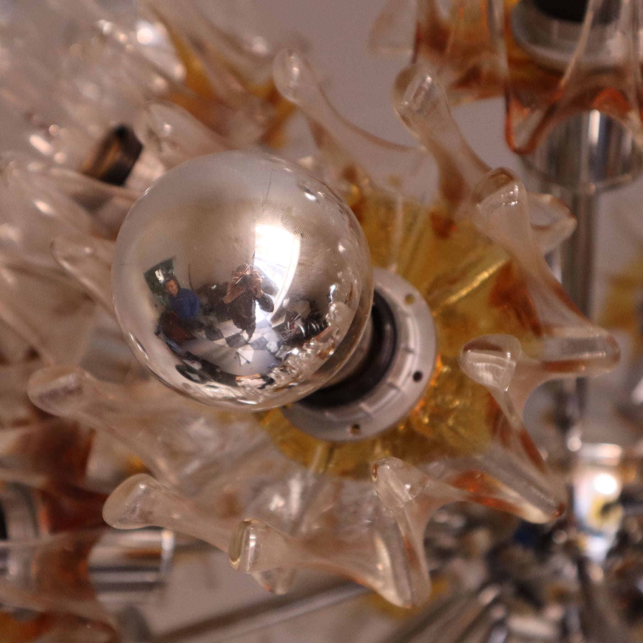 visionidepoca-modern-vintage-chandelier-sputnik-26-lights-70s-chrome-and-murano-glass-illuminated-on-detail-bowls-natural-light