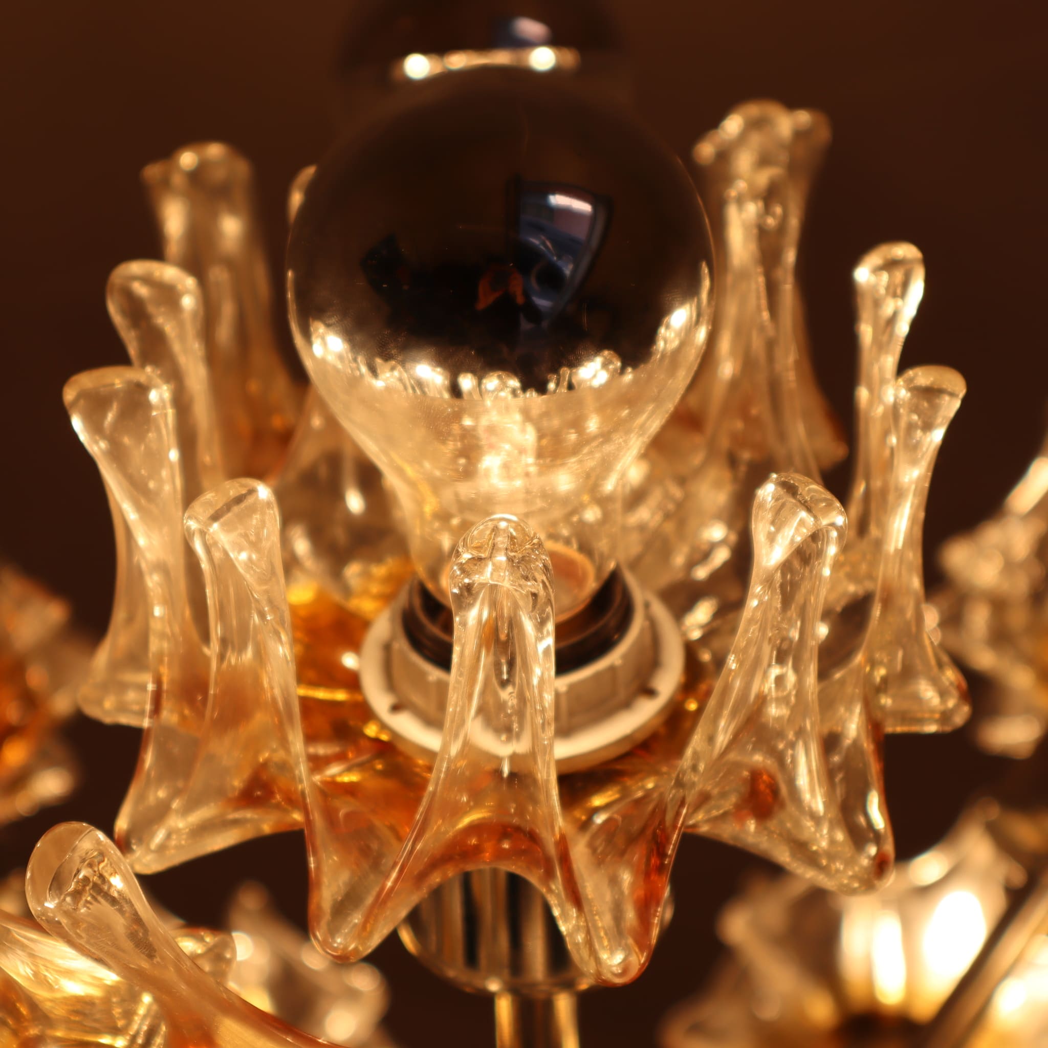 visionidepoca-modern-vintage-chandelier-sputnik-26-lights-70s-chrome-and-murano-glass-illuminated-on-detail-bowls-variant
