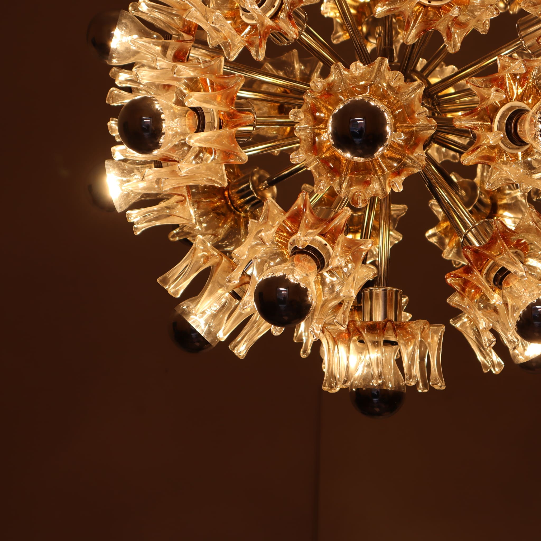 visionidepoca-modern-architectural-vintage-sputnik-chandelier-26-lights-70s-chrome-and-murano-glass-illuminated-detail-bowls