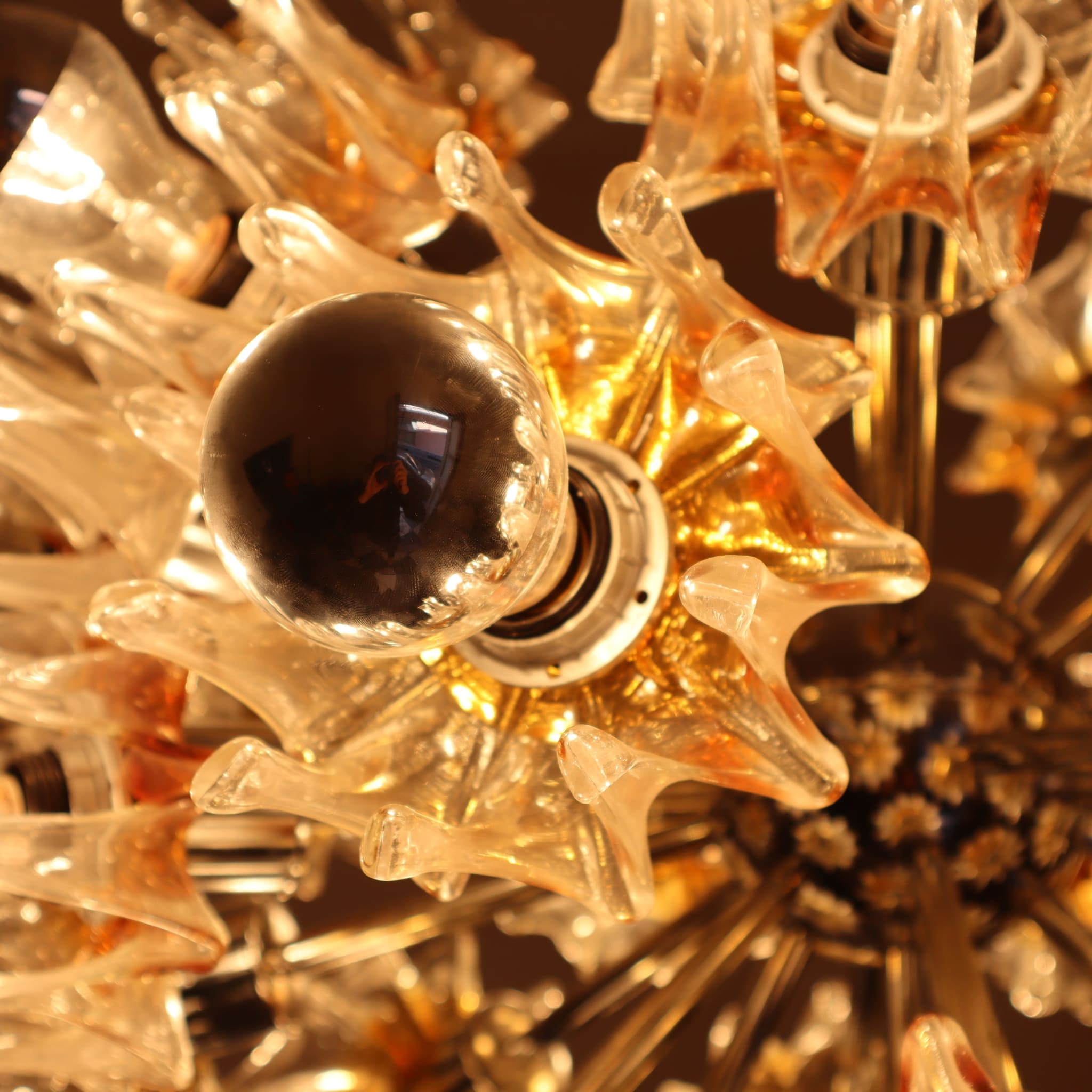 visionidepoca-modern-vintage-chandelier-sputnik-26-lights-70s-chrome-and-murano-glass-lit-lit-detail-boccia-murano-glass
