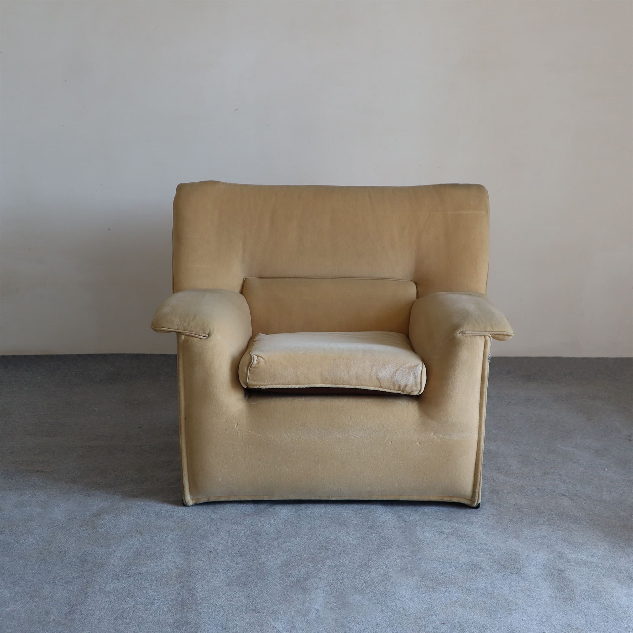 visionidepoca-modern-art-seating-lauriana-armchair-b&b-italia-by-afra-e-tobia-scarpa-made-in-italy-70s-front-view