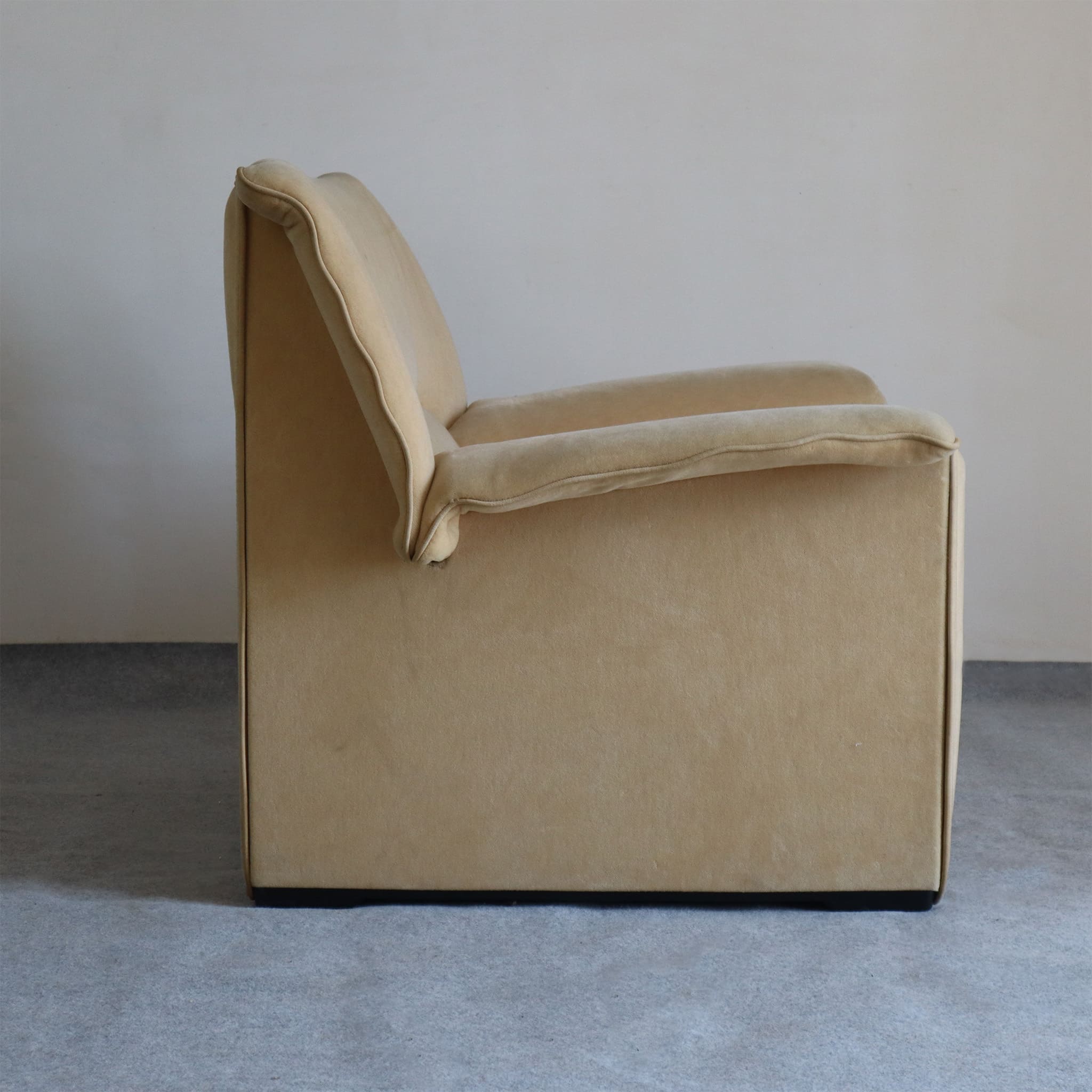 visionidepoca-modern-art-seating-armchair-lauriana-b&b-italia-by-afra-e-tobia-scarpa-made-in-italy-70s-side-view-2
