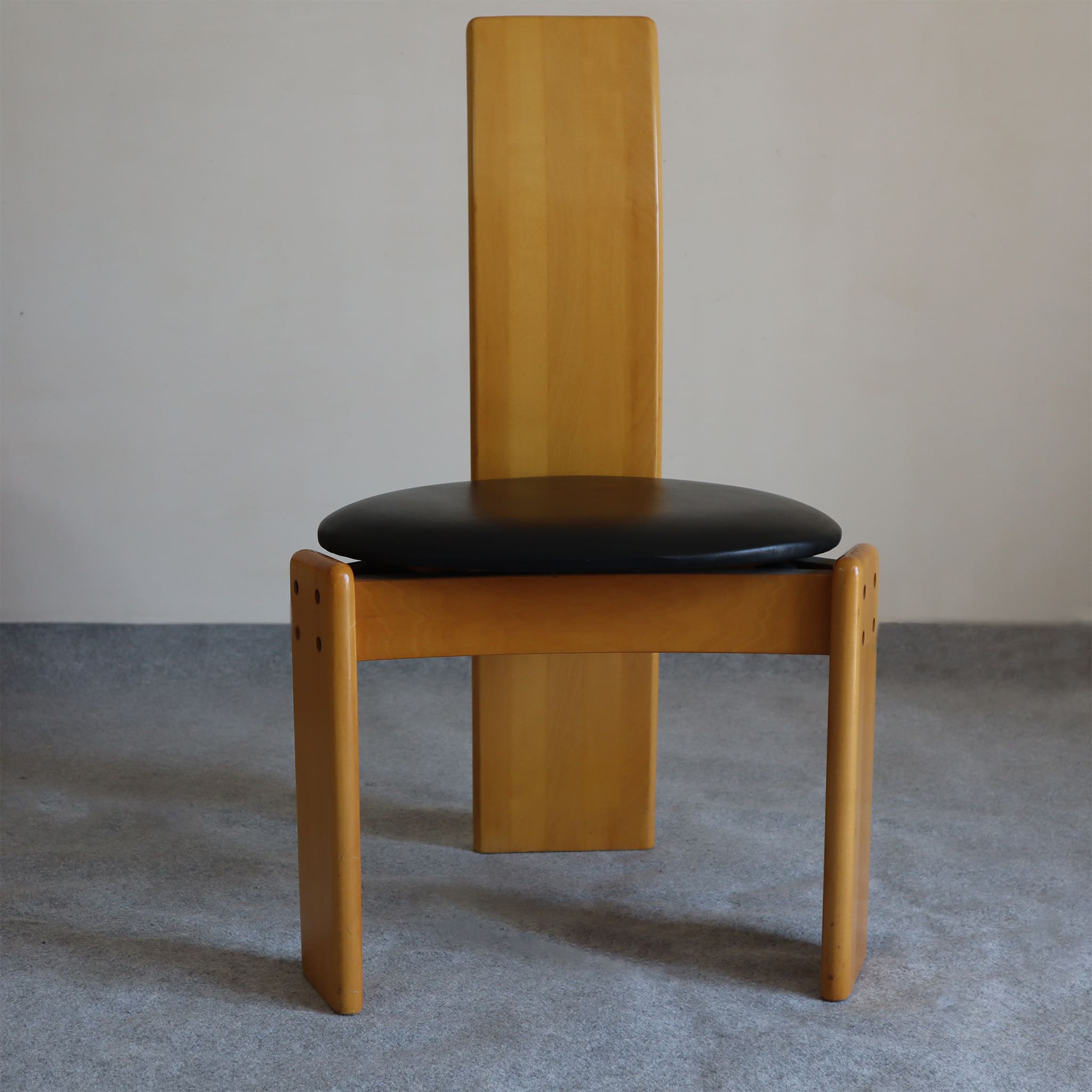 visionidepoca-modernariato-set-tavolo-sedie-vintage-afra-e-tobia-scarpa-anni-80-made-in-italy-dettaglio-frontale-sedia