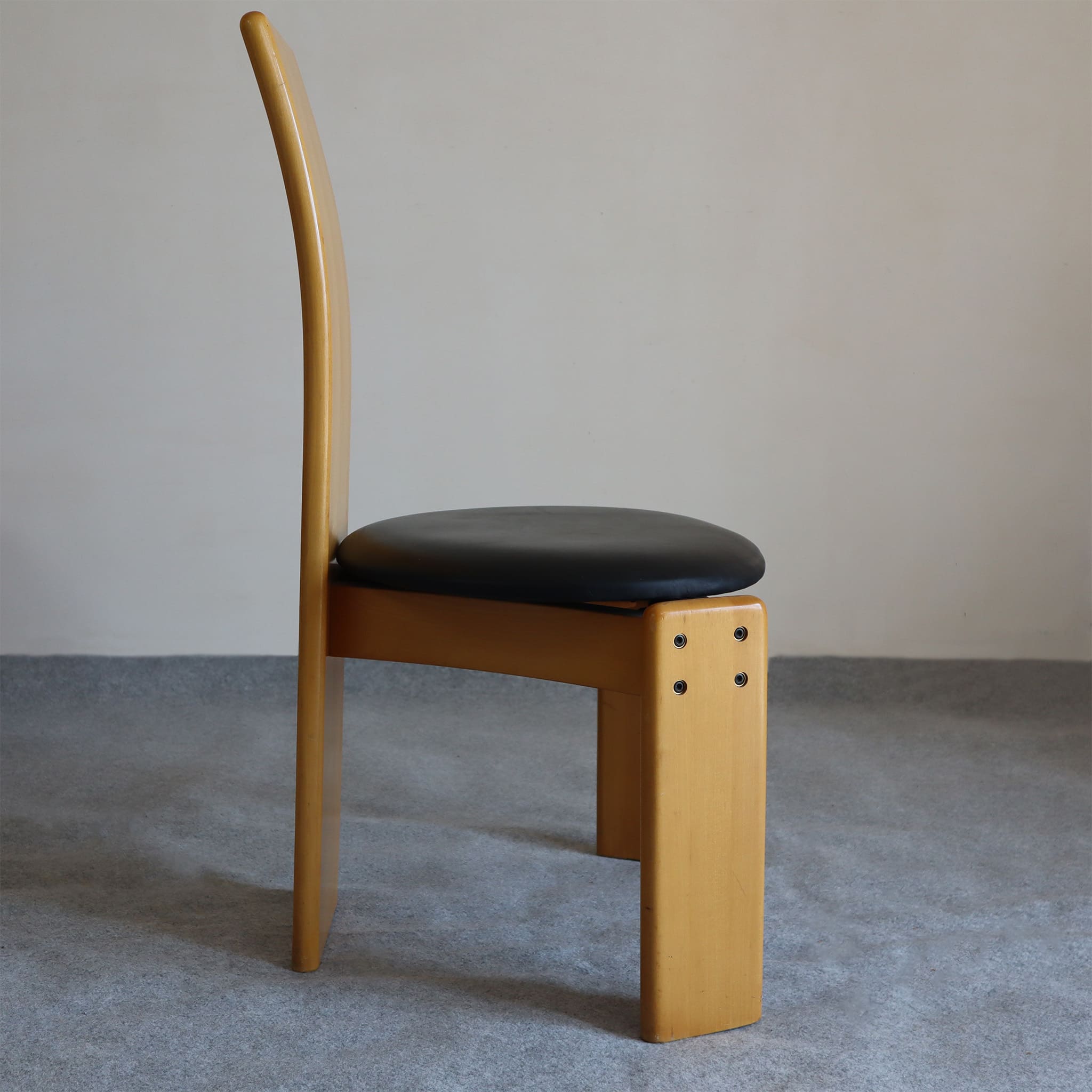 visionidepoca-modernariato-set-tavolo-sedie-vintage-afra-e-tobia-scarpa-anni-80-made-in-italy-dettaglio-laterale-sedia